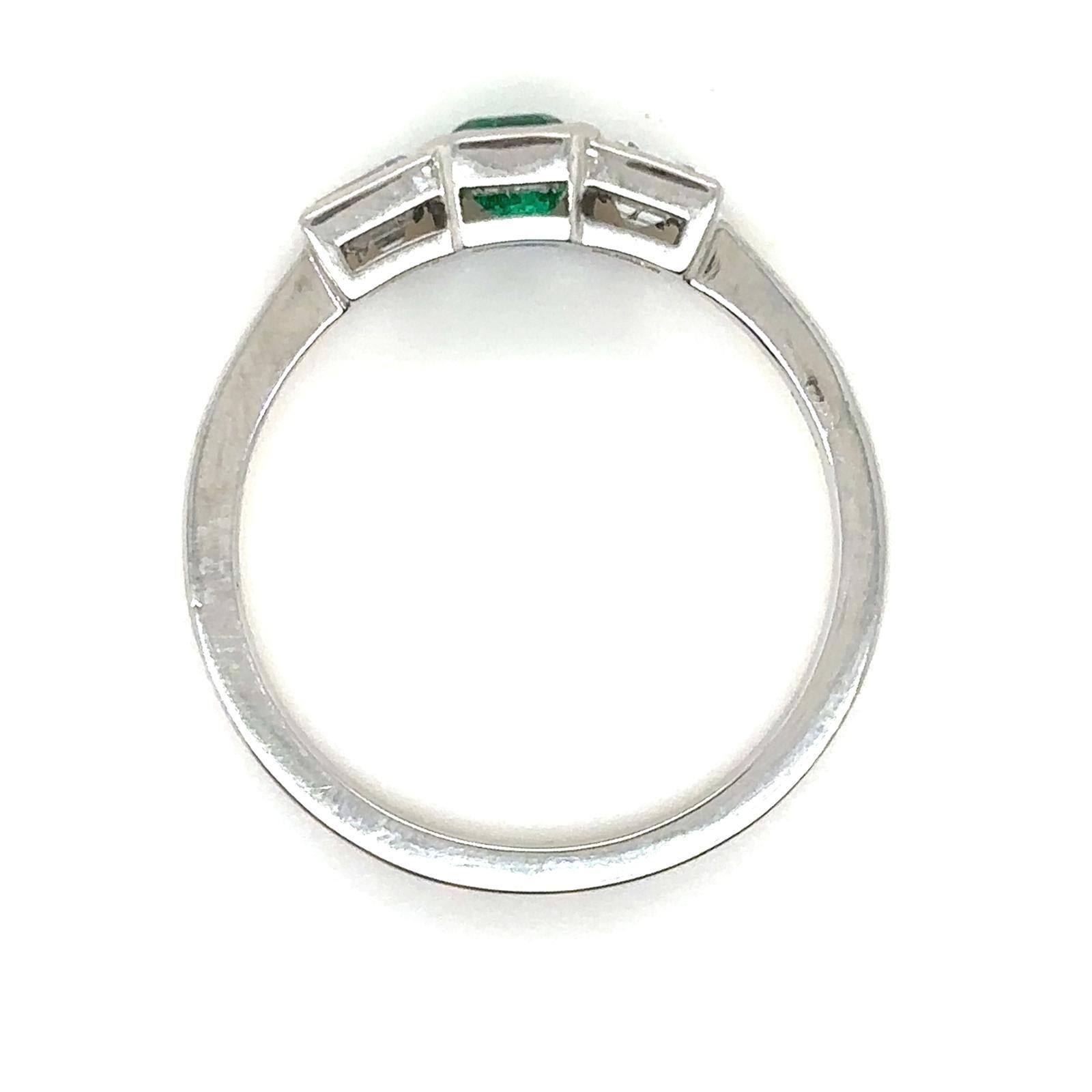 Bague de fiançailles à trois pierres en platine avec émeraude et diamants de 0.40 carat en vente 3
