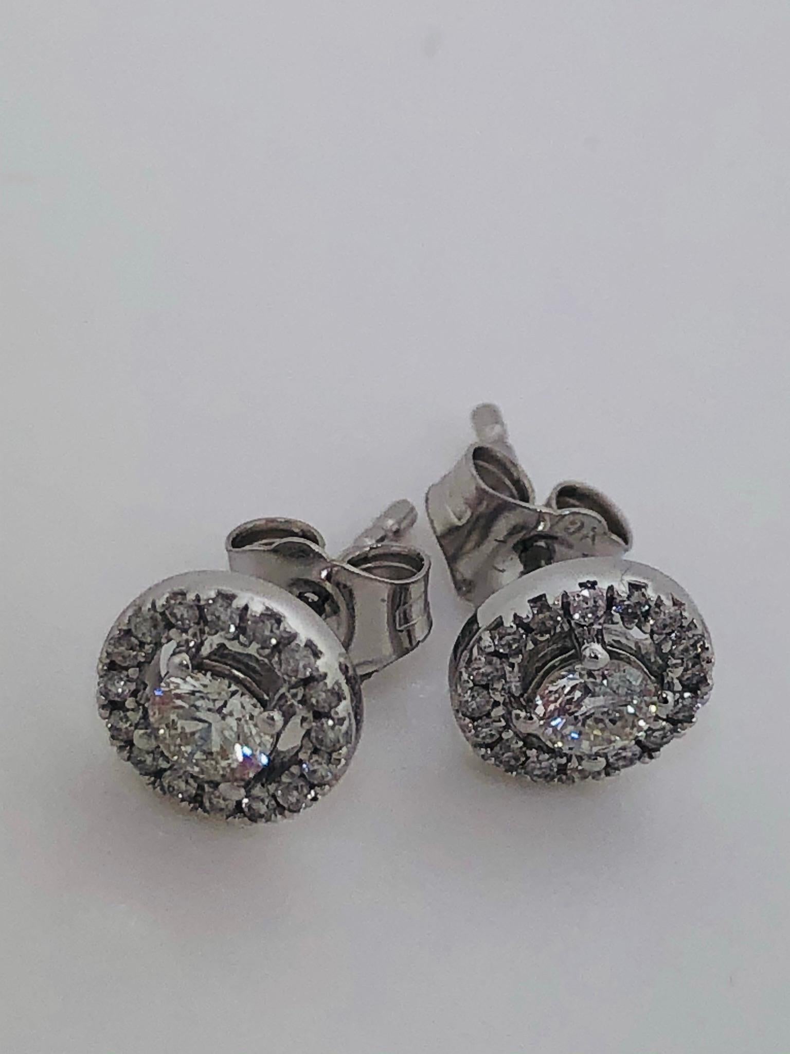 Taille ronde Clous d'oreilles en or 18 carats avec diamants et halo solitaire rond brillant de 0,40 carat en vente