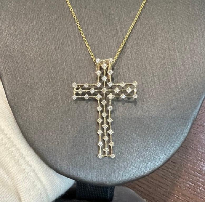 Round Cut 0.40 Carat Natural Diamond Cross Yellow Gold Chain Pendant For Sale