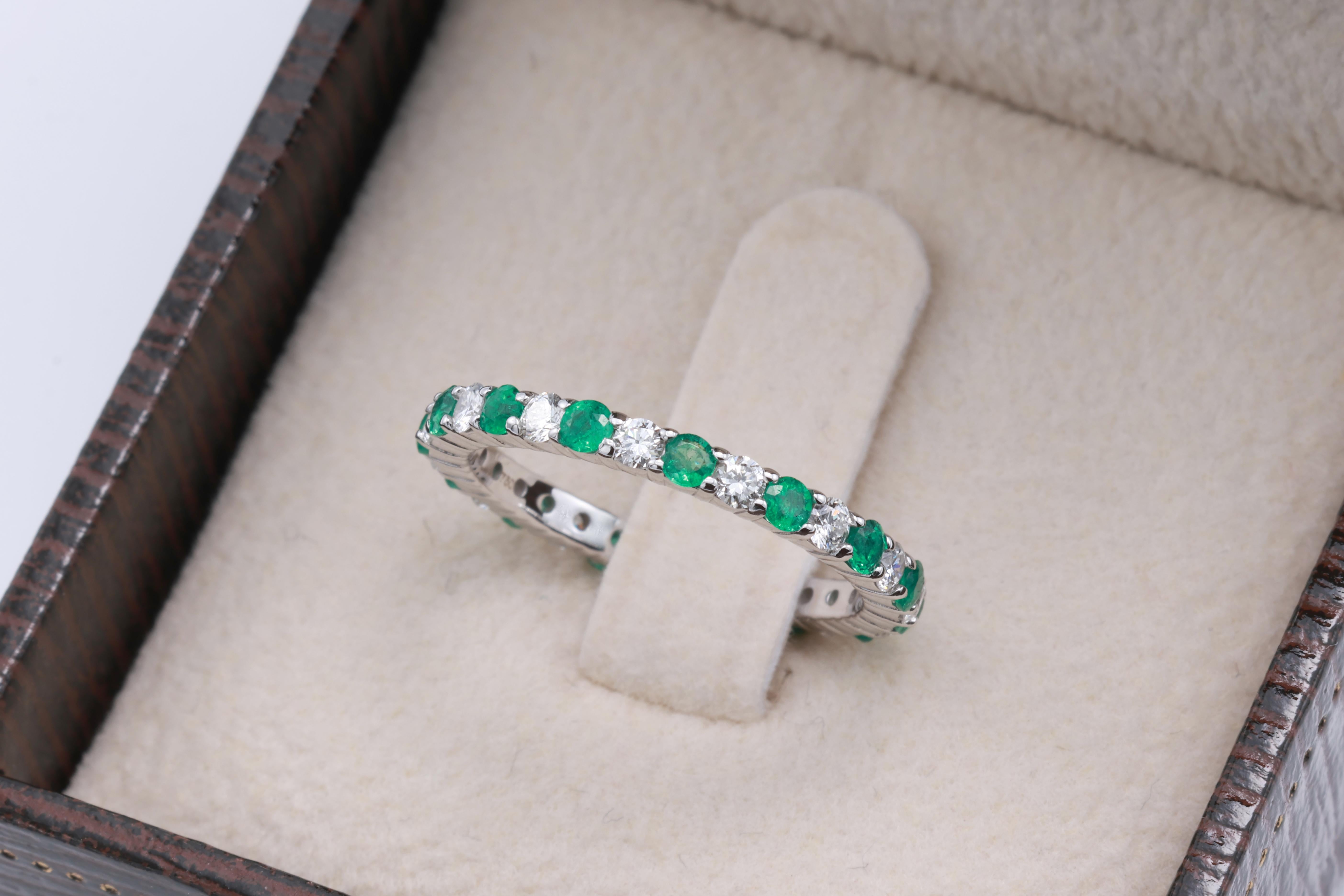 0.40 Carat Nature Vivid Diamonds Sapphire Round Diamond Ring Unisexe en vente