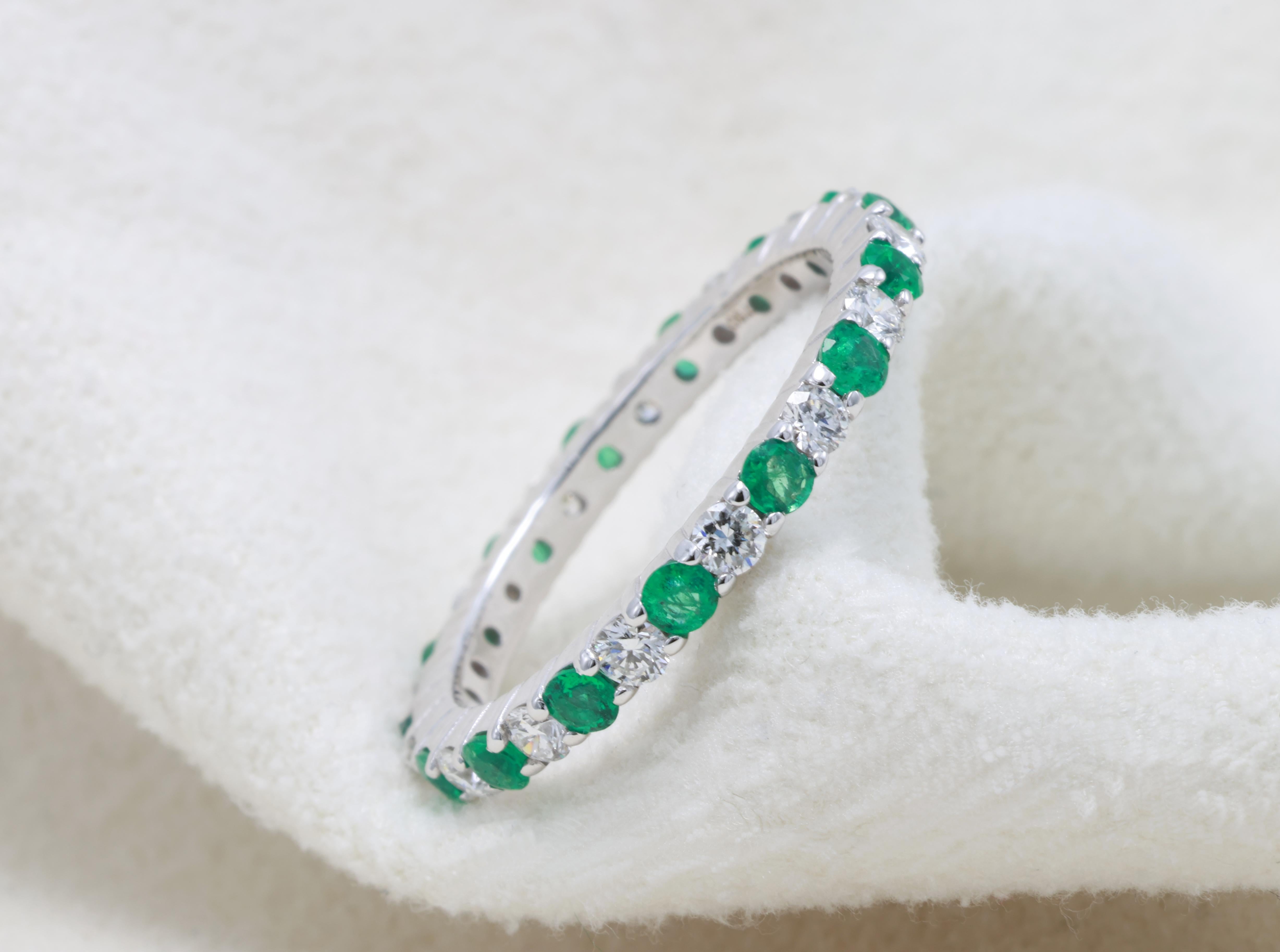 0.40 Carat Nature Vivid Diamonds Sapphire Round Diamond Ring en vente 4