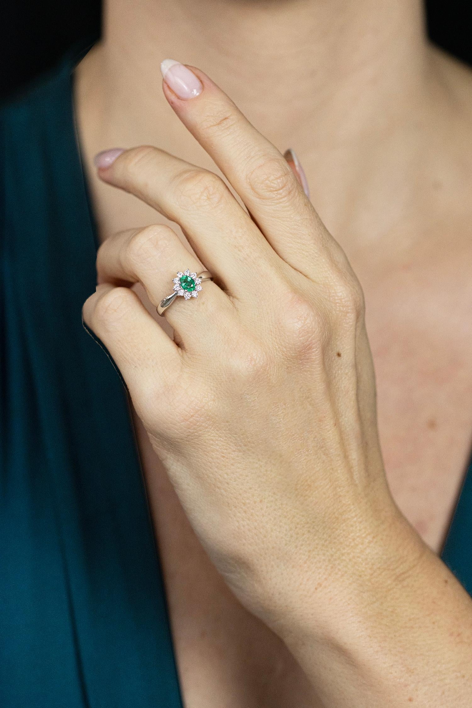 Taglio ovale Roman Malakov Diamonds 0,40 Carati Taglio Ovale Smeraldo e Diamante Anello di fidanzamento aureolato in vendita
