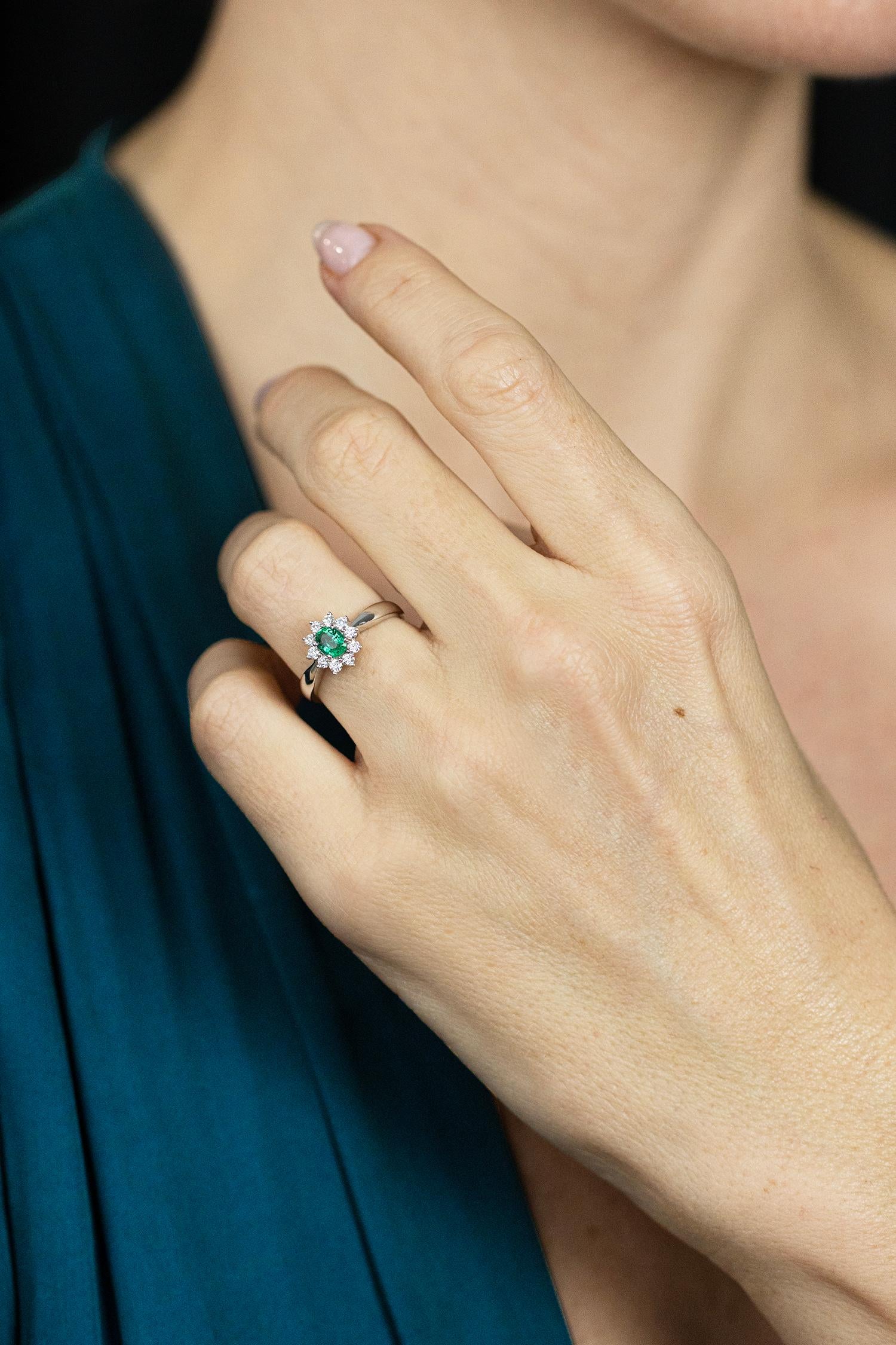 Roman Malakov Diamonds 0,40 Carati Taglio Ovale Smeraldo e Diamante Anello di fidanzamento aureolato In condizioni Nuovo in vendita a New York, NY