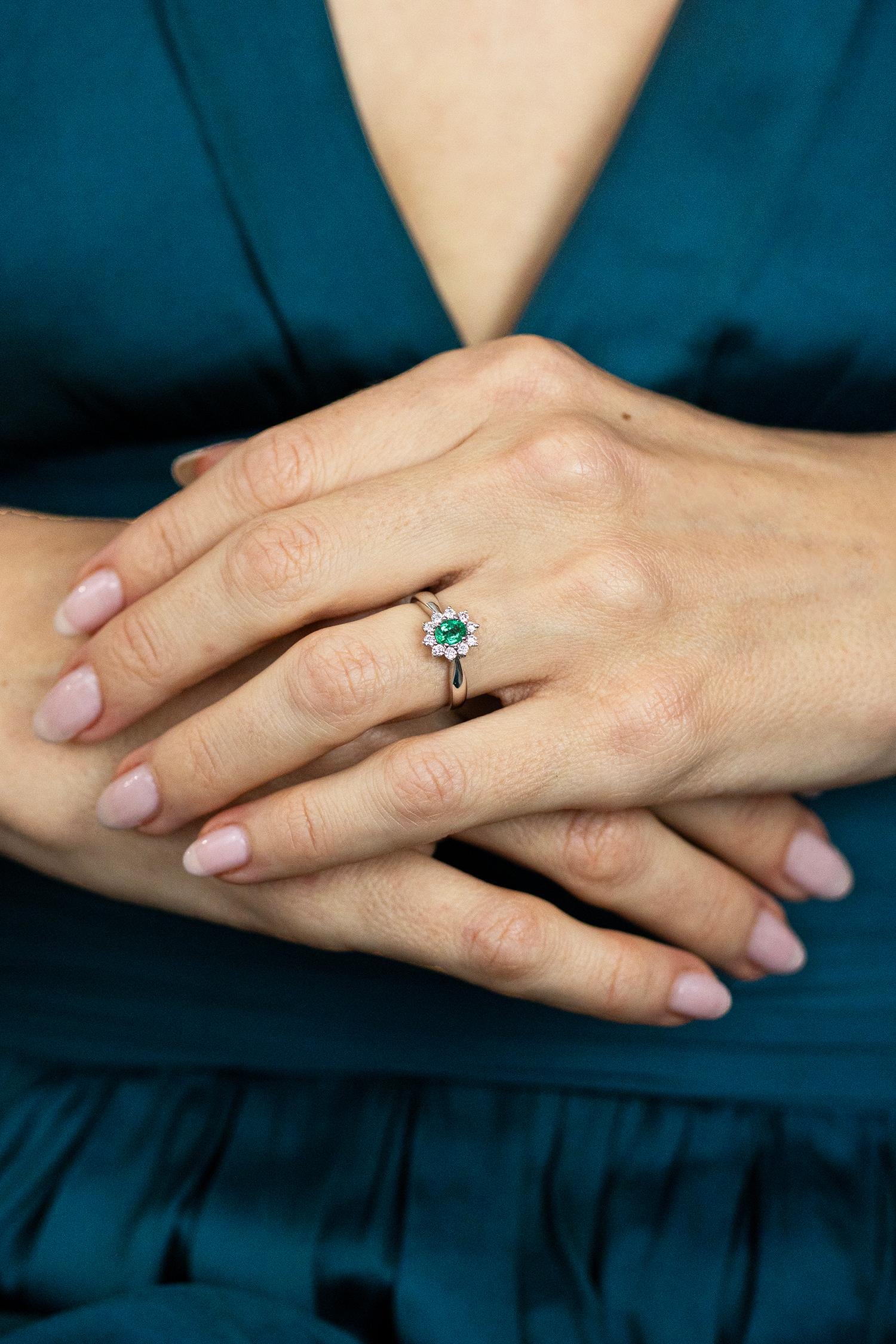 Donna Roman Malakov Diamonds 0,40 Carati Taglio Ovale Smeraldo e Diamante Anello di fidanzamento aureolato in vendita