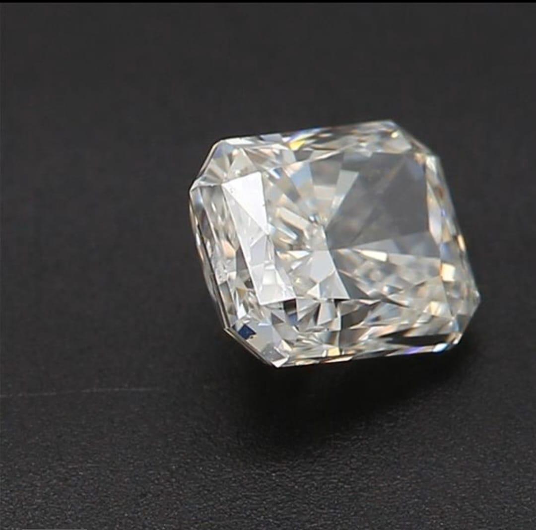 ***100% NATURAL FANCY COLOUR DIAMOND***

✪ Diamond Details ✪

➛ Shape: Radiant
➛ Colour Grade: I
➛ Carat: 0.40
➛ Clarity: VVS1
➛ GIA Certified 

^FEATURES OF THE DIAMOND^

This Radiant-cut diamond has a rectangular or square shape with cropped