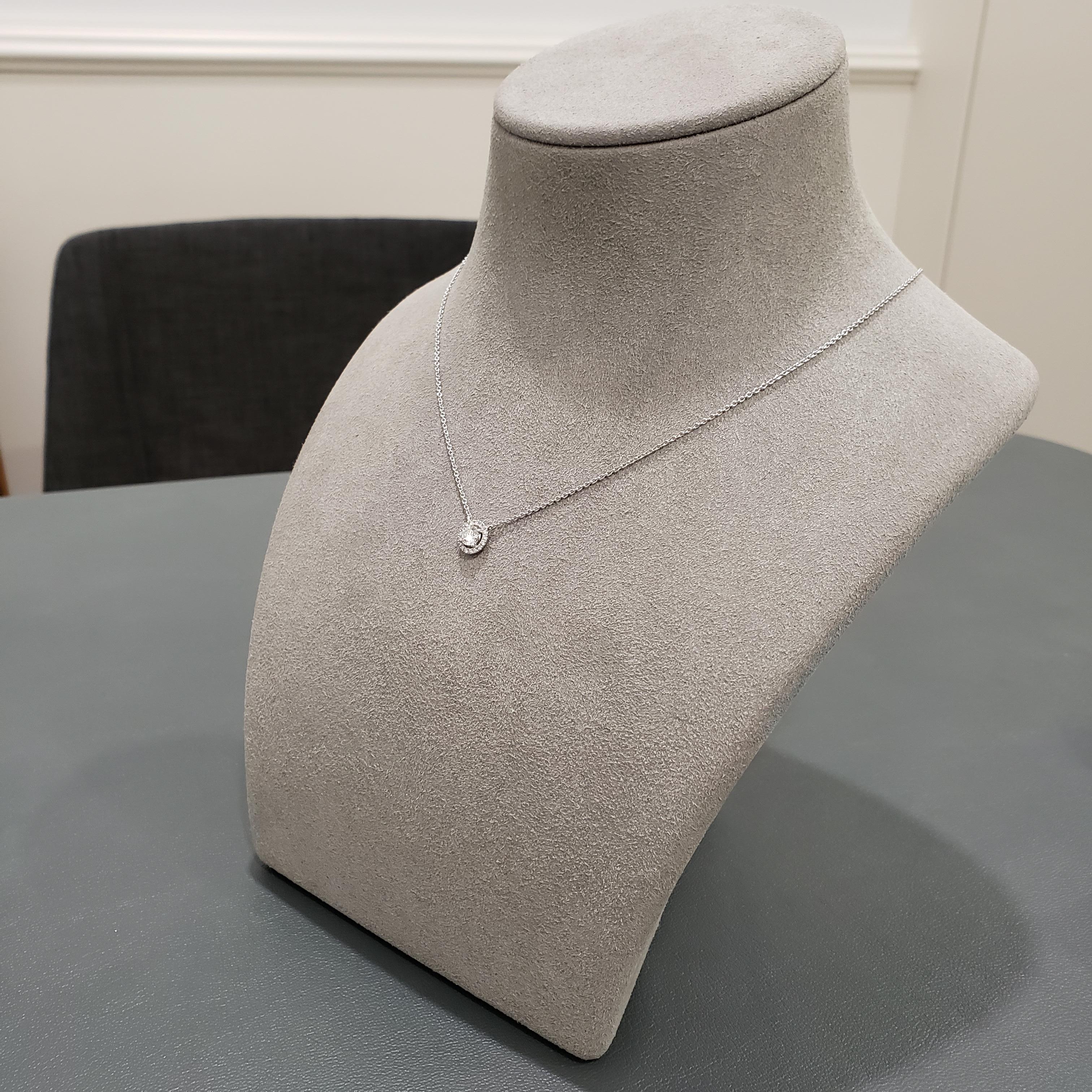 Taille ronde Roman Malakov, collier pendentif halo de diamants ronds de 0,40 carat en vente