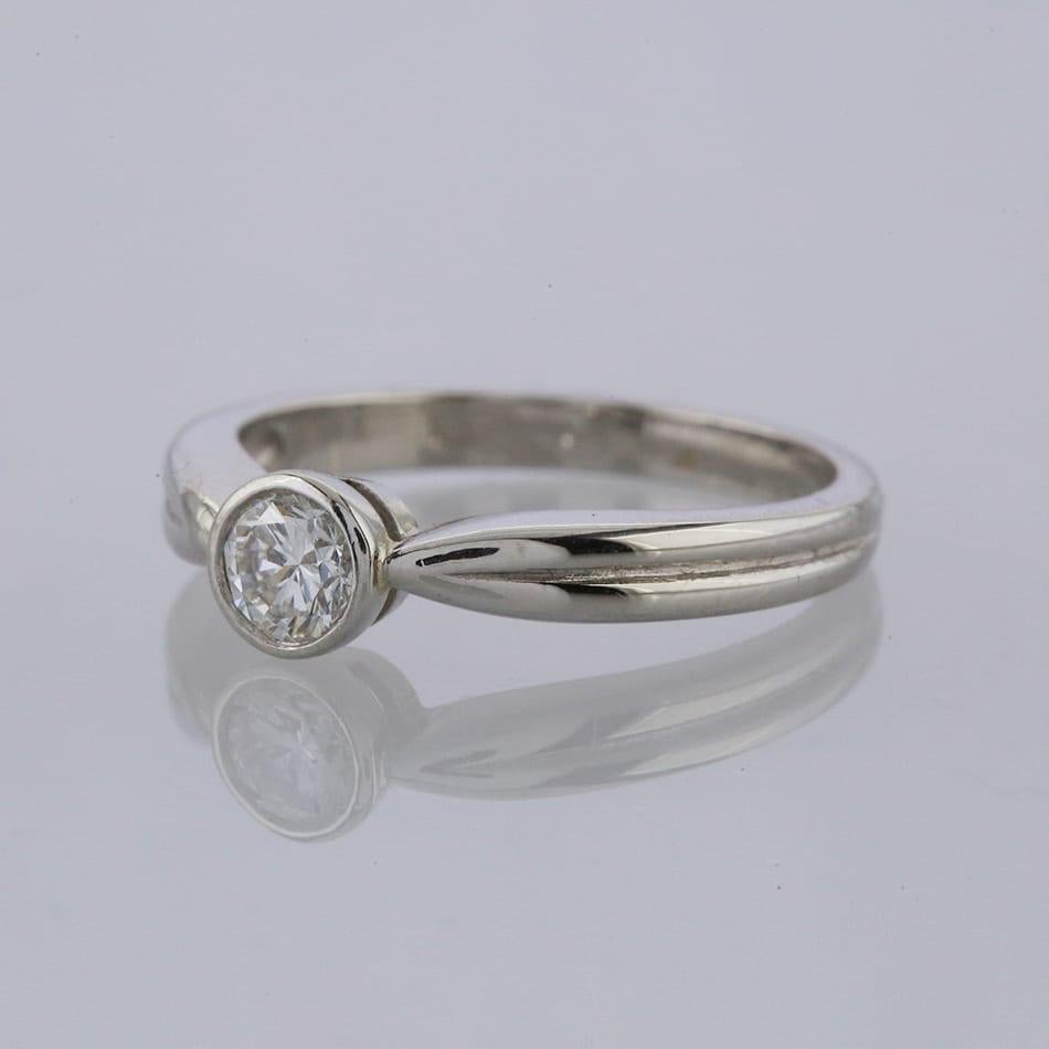 Dies ist ein Solitär-Diamantring aus 18 Karat Weißgold. Der einzelne Diamant im Brillantrundschliff ist in eine Rubinfassung gefasst.

Zustand: Gebraucht (Sehr gut)
Gewicht: 5.1 Gramm
Größe: N
Diamant-Details: 0,40 Karat, Farbe: G, Reinheit: