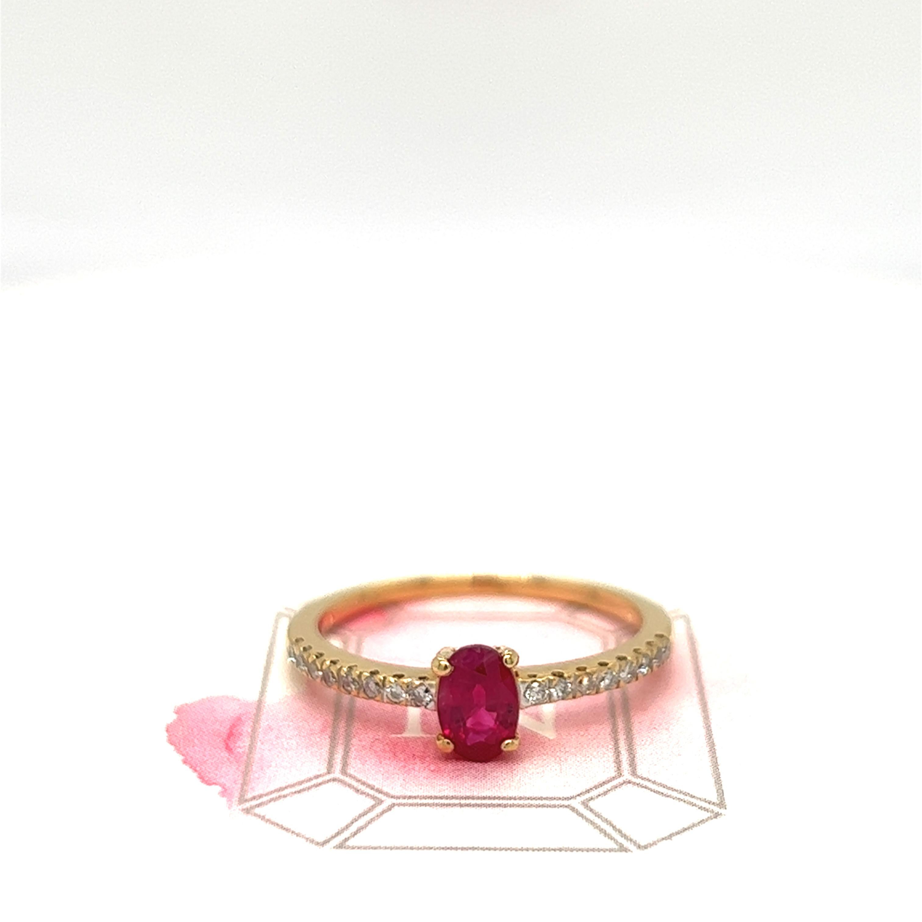 Schöne lebendige rote ovale Rubin etwa 0,40 Karat ist in der Mitte dieses schönen Ring. Kleine farblose Diamanten glitzern auf den Schultern auf halber Höhe und sorgen für einen hohen Tragekomfort. Der Ring wurde aus 18 Karat Gelbgold gefertigt und