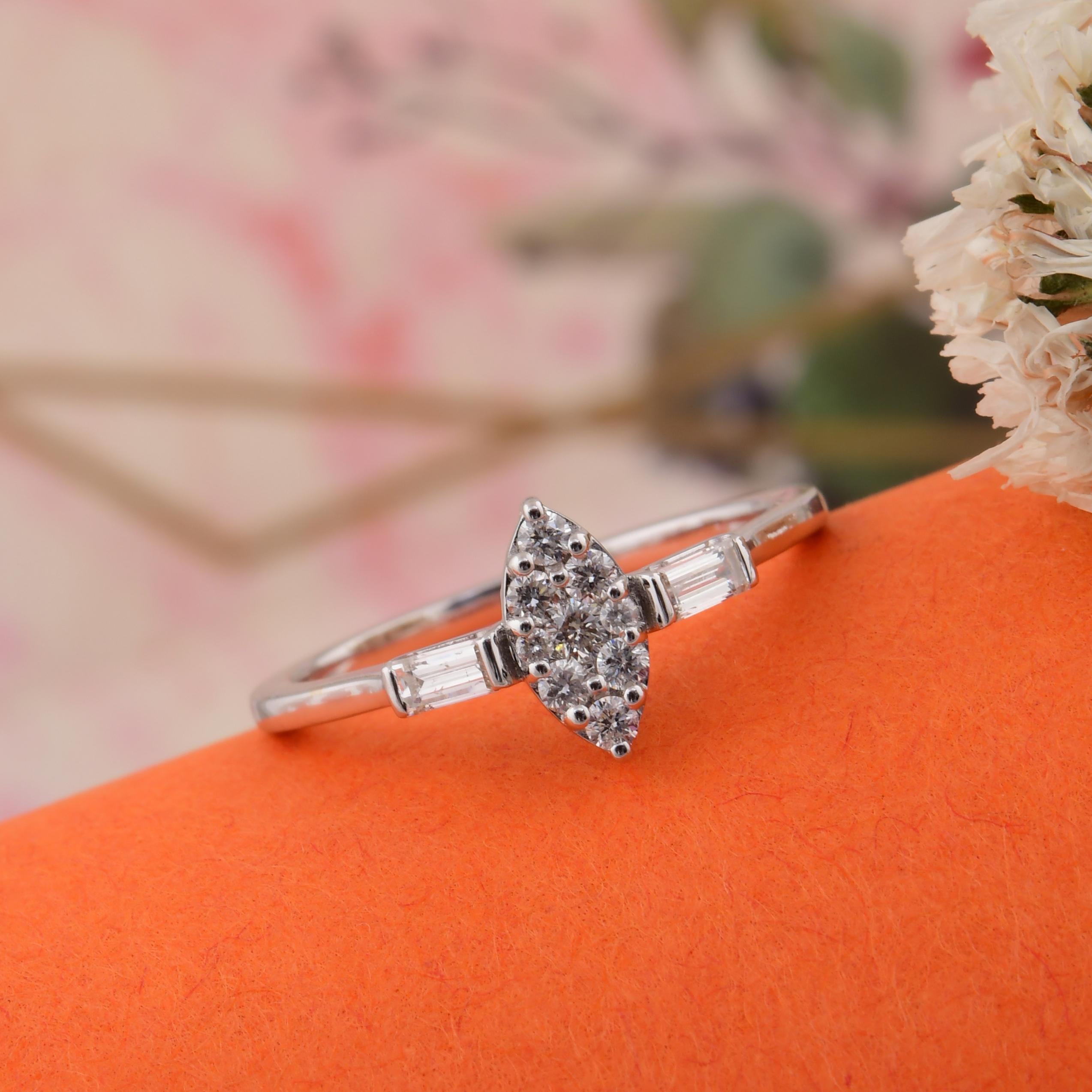 Moderno 0,40 Carati SI Chiarezza HI Colore Baguette Anello con diamante rotondo Oro bianco 18 carati in vendita