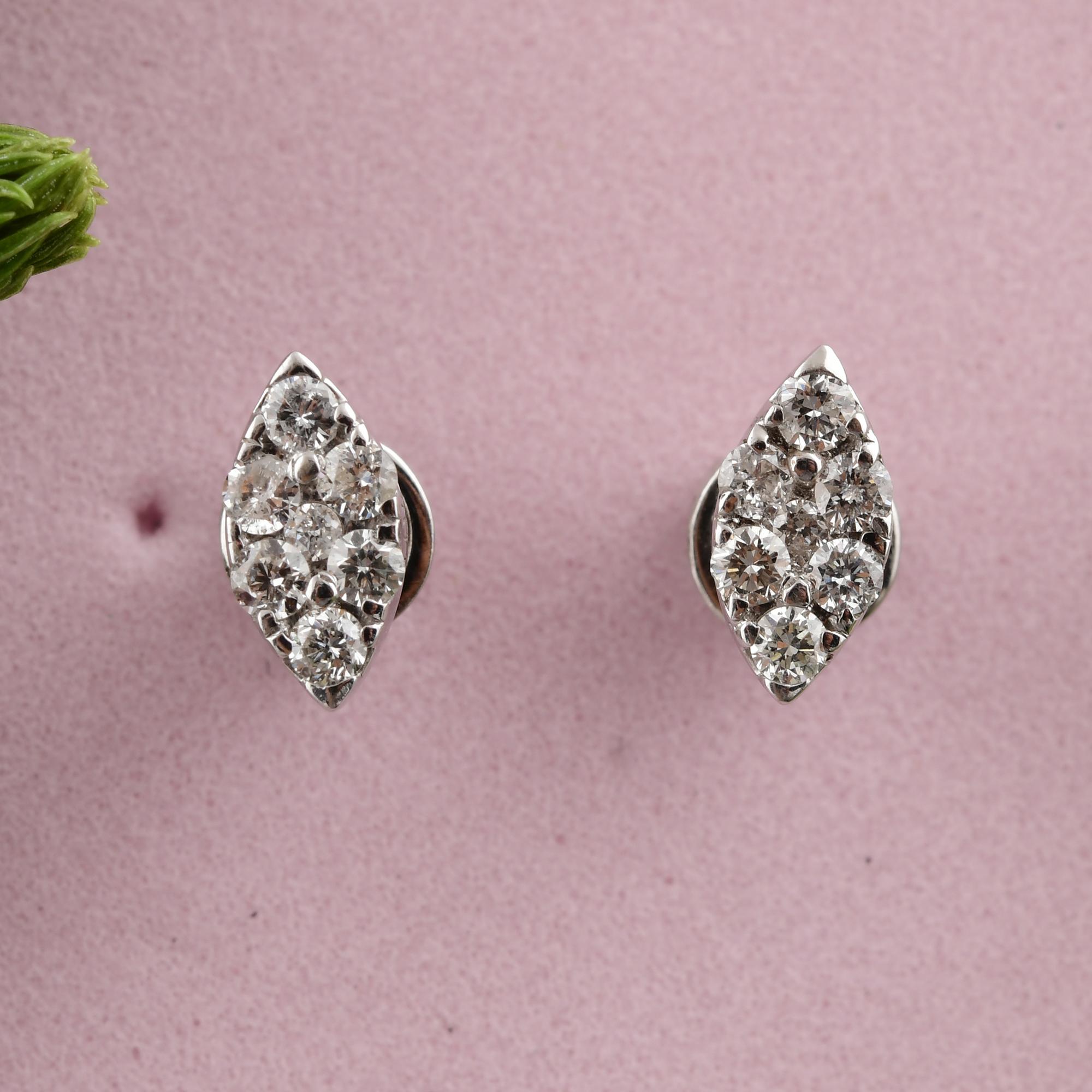 Fundidos en oro de 10 quilates, estos exquisitos pendientes están engastados con 0,40 quilates de brillantes diamantes.

SIGUE LA TIENDA DE SPECTRUM JEWELS para ver la última colección y piezas exclusivas. Spectrum Jewels se enorgullece de ser uno