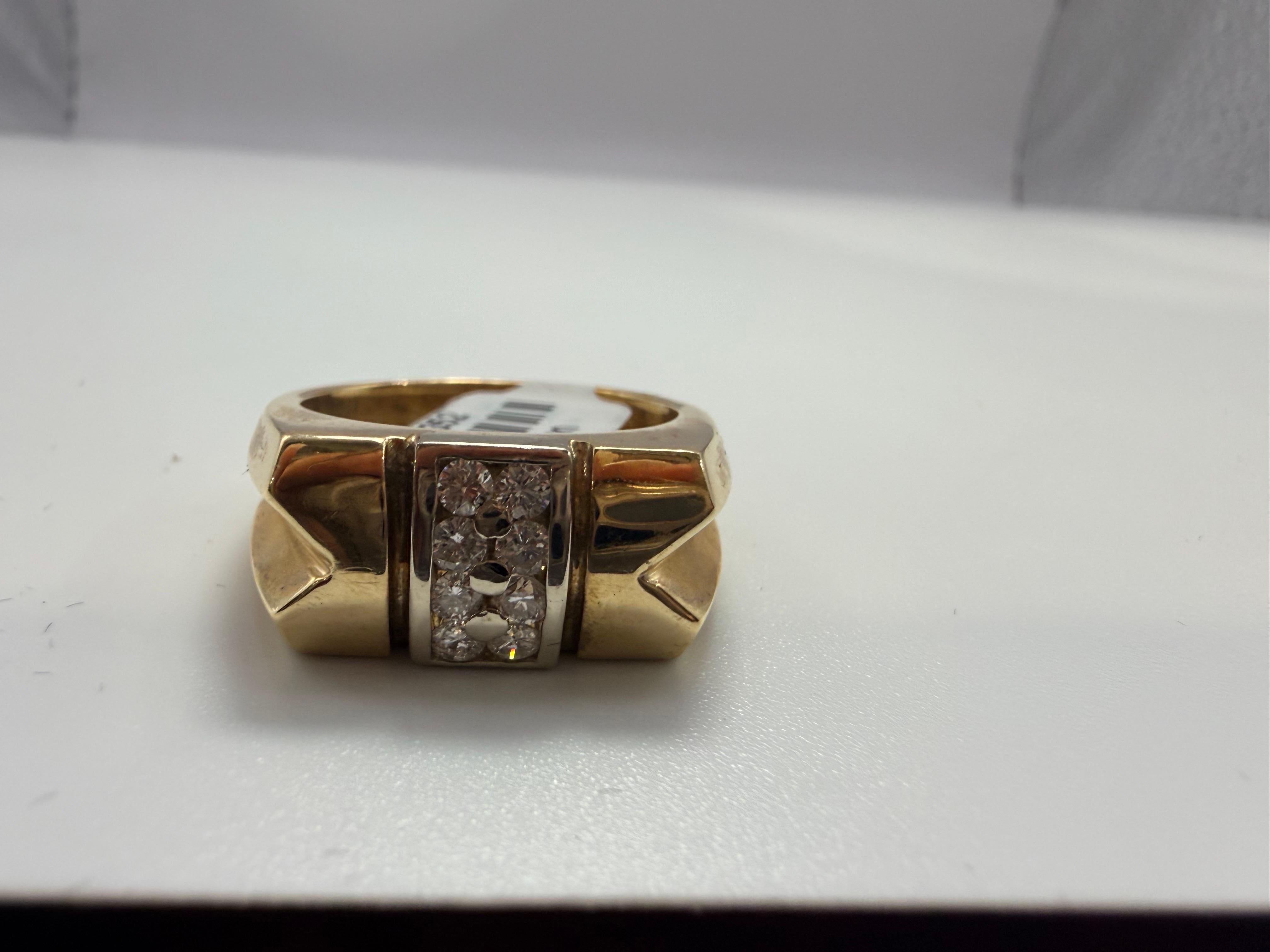 Anello con diamante da uomo in oro giallo 14Kt con 0,40 carati di diamanti di purezza VS-SI e colore F-G.
Taglia 10.

**Tutti gli oggetti lasciano la nostra sede con un certificato a nome dell'acquirente, politica aziendale! Questo garantisce la