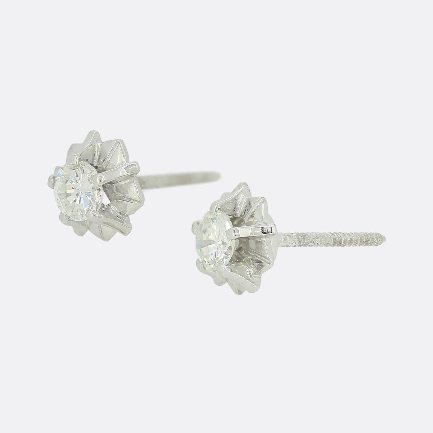 Si tratta di un paio di orecchini a vite in oro bianco 18ct. Ogni orecchino presenta un diamante brillante di taglio rotondo incastonato in una montatura a cinque punte su uno scudo pentagonale aperto.


Condit: Usato (Molto Buono)
Peso: 1.9