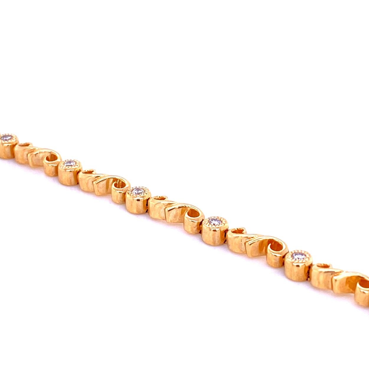 Esta pulsera de diamantes consta de 15 eslabones engastados con diamantes redondos brillantes de 1,7 mm. La pulsera está fabricada en oro de 14 quilates con bordes milgrained para obtener el máximo brillo.  La pulsera viene con un cierre incorporado