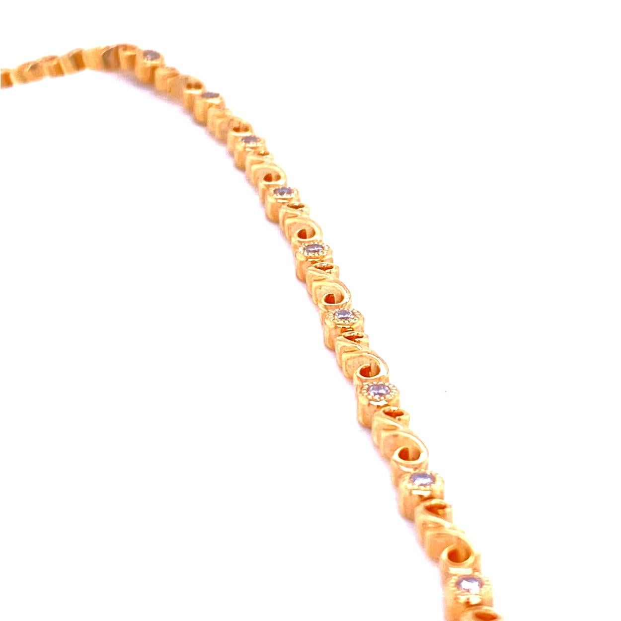 Pulsera de oro de 14 quilates con diamante redondo en forma de S engastado en bisel de 0,40 quilates Corte redondo en venta