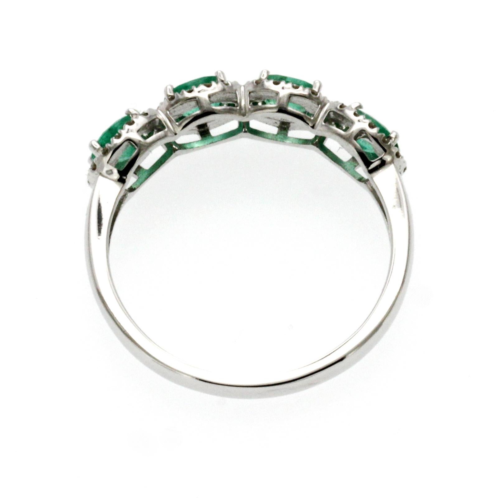 Round Cut 0.40 CT Colombian Emerald & 0.24 CT Diamonds 14K White Gold Wedding Band Ring For Sale