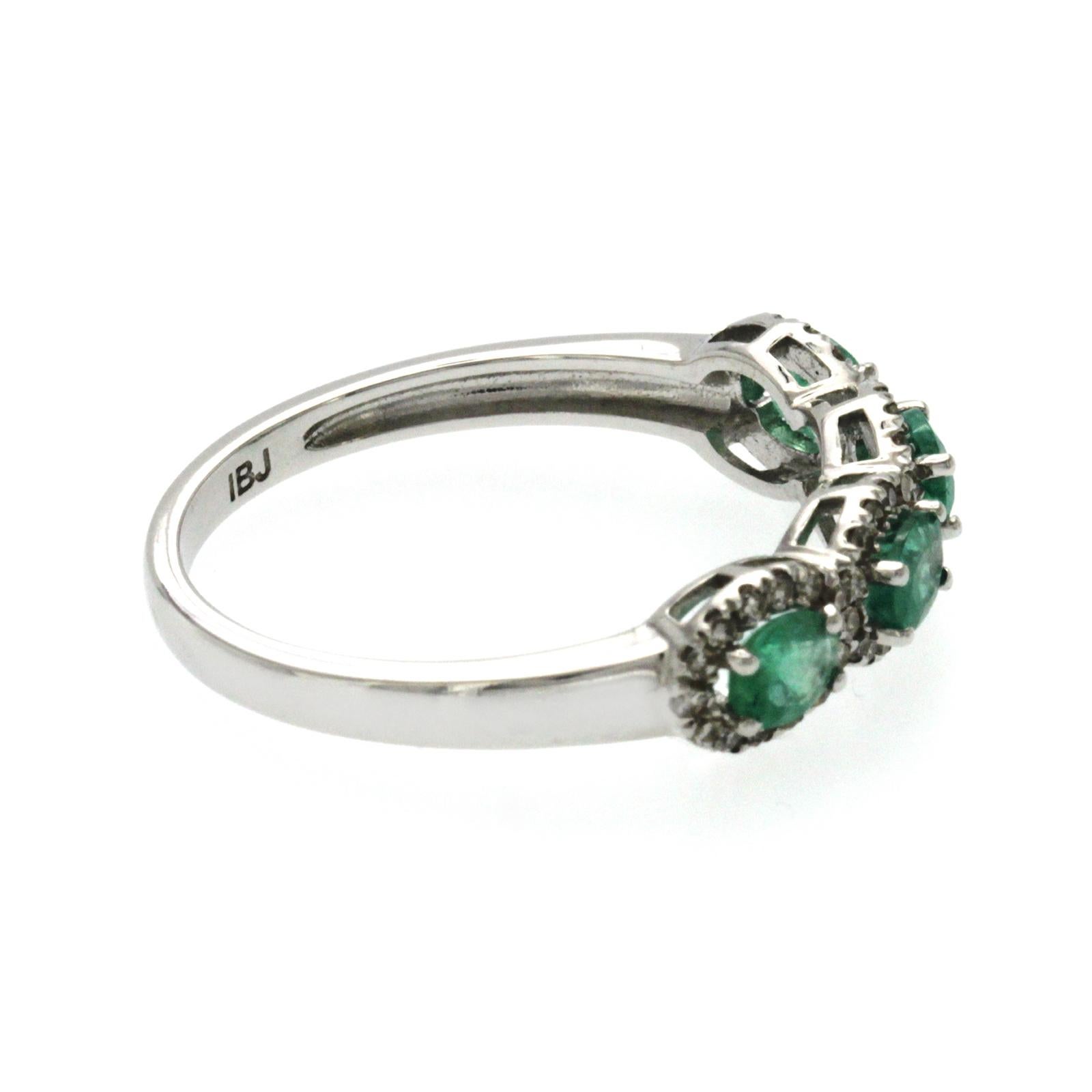 0.40 CT Colombian Emerald & 0.24 CT Diamonds 14K White Gold Wedding Band Ring In New Condition For Sale In Los Angeles, CA