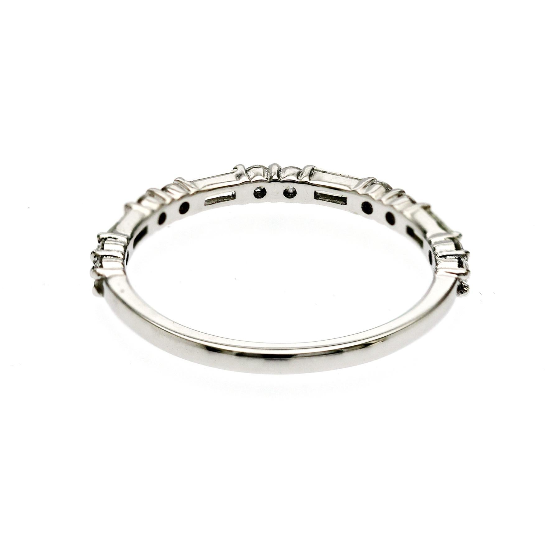 0,40 CT Runde und Baguette Diamant 14K Weißgold Ehering Größe 6,5 für Damen oder Herren im Angebot