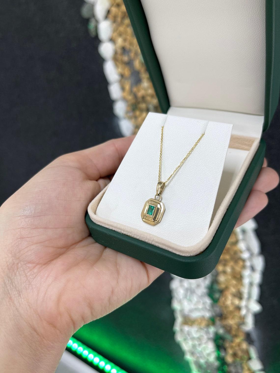 Modern 0.40ct 14K Emerald Cut Bezel Set Pendant Necklace North to South Lush Green For Sale