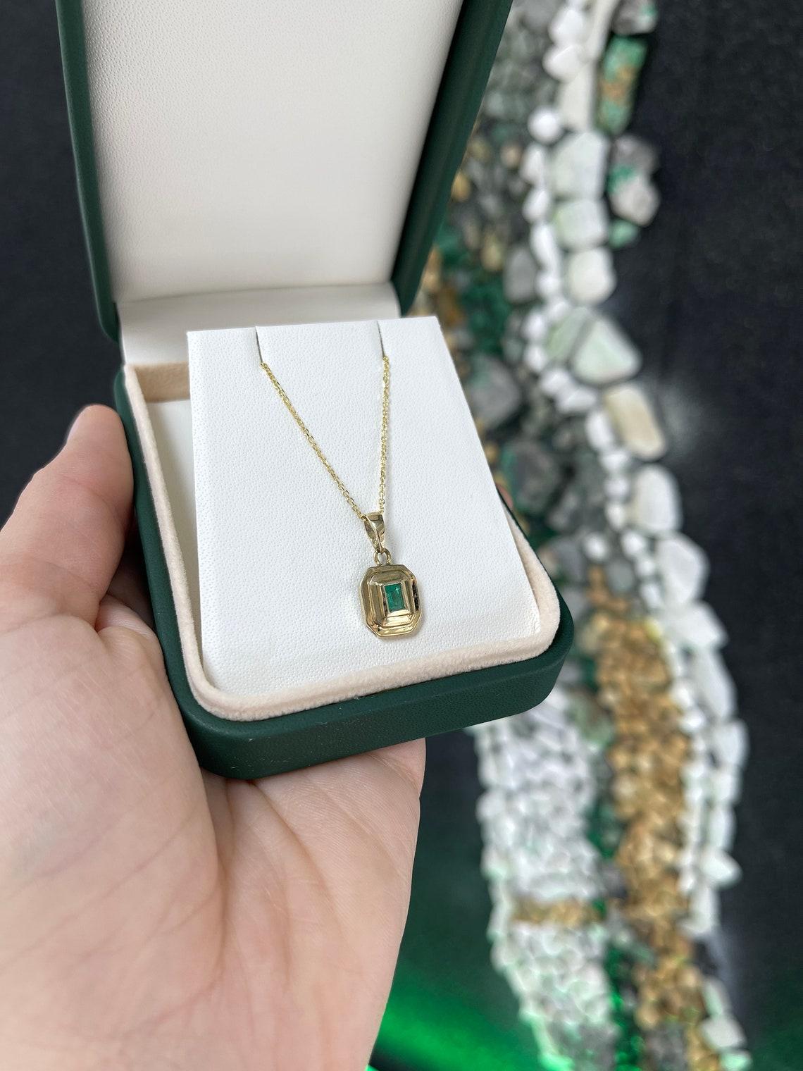 0.40ct 14K Emerald Cut Bezel Set Pendant Necklace North to South Lush Green In New Condition For Sale In Jupiter, FL