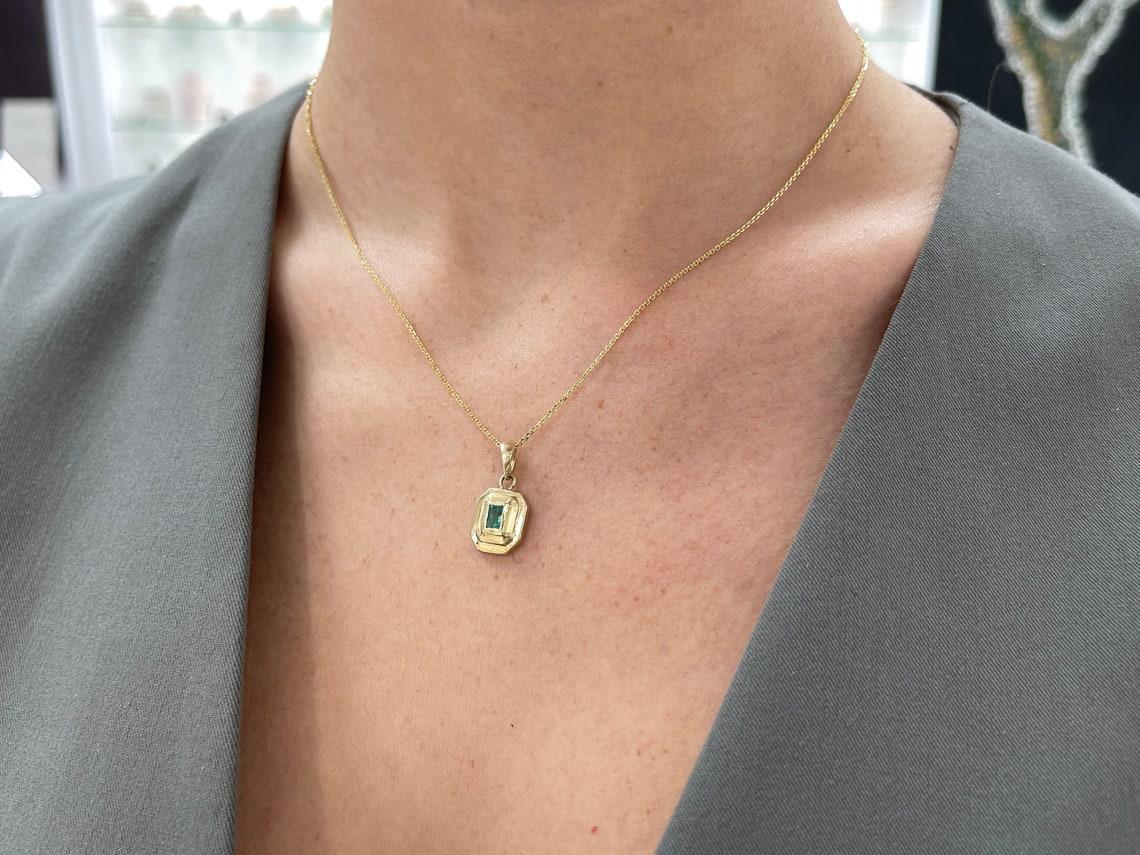 0.40ct 14K Emerald Cut Bezel Set Pendant Necklace North to South Lush Green For Sale 2