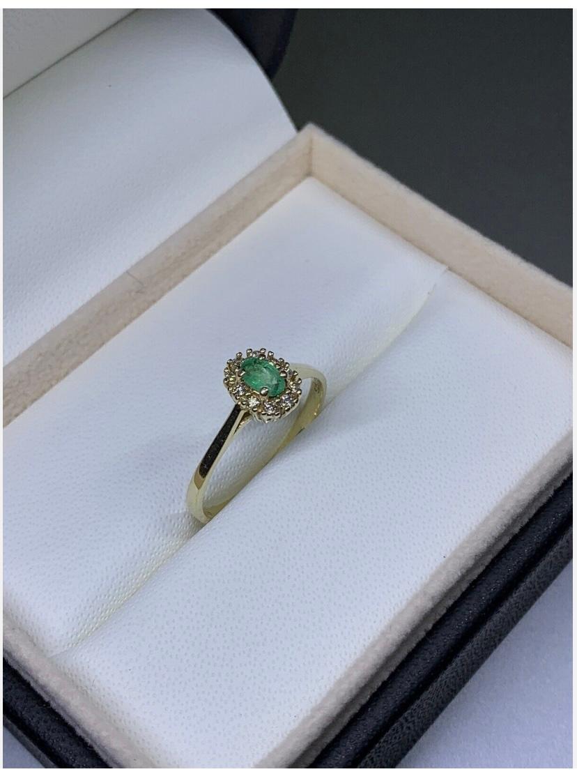Women's 0.40ct Colombian Emerald Diamond Solitaire Engagement Ring 9ct Yellow Gold For Sale