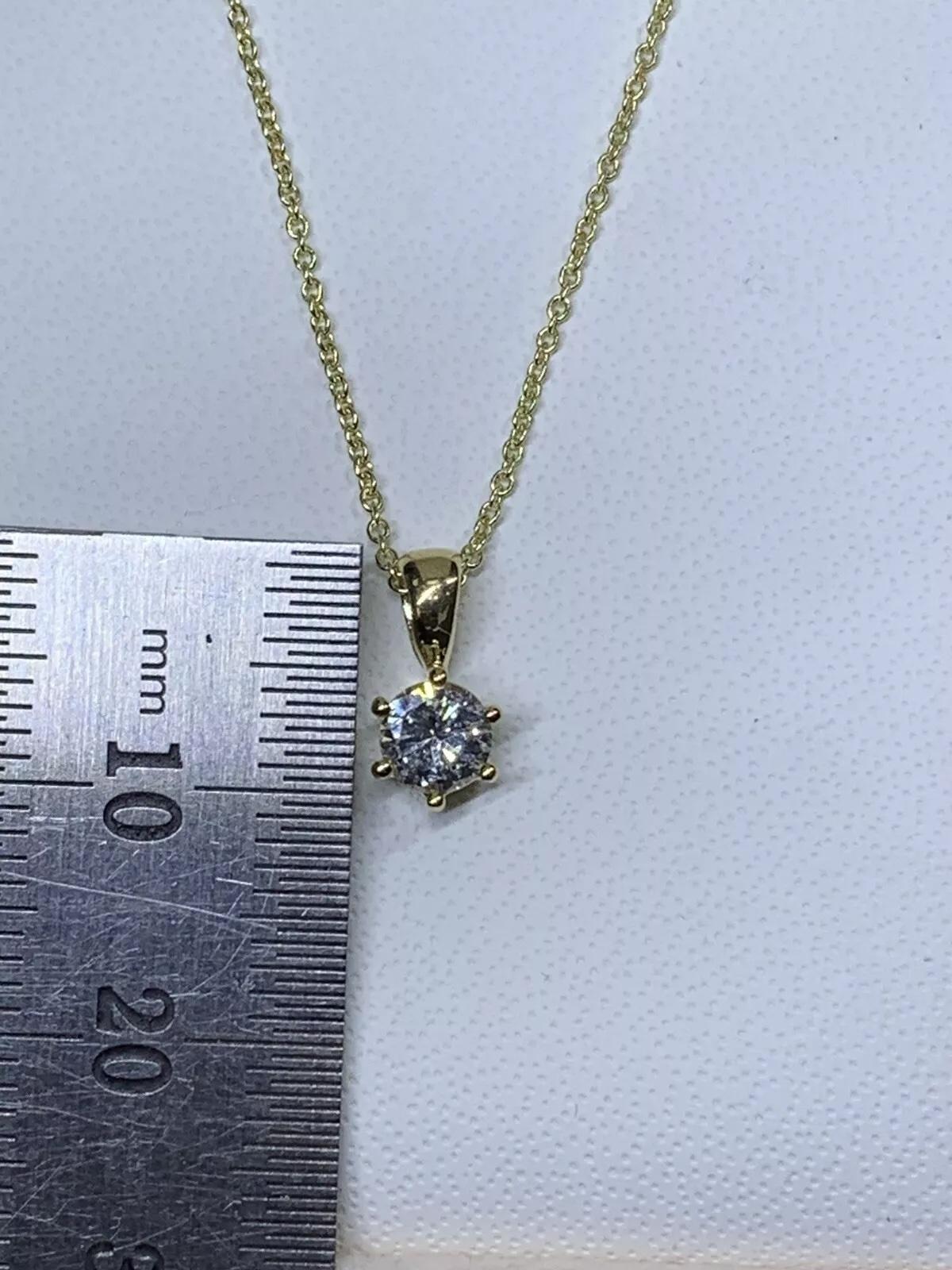 0.40ct Diamond solitaire pendant necklace in 18ct yellow gold
Solitaire diamond chunky pendant necklace in 18k yellow gold
Length chain 18 inches
6 claw setting in 18ct yellow gold.
Diamond round shape solitaire pendant necklace on fine