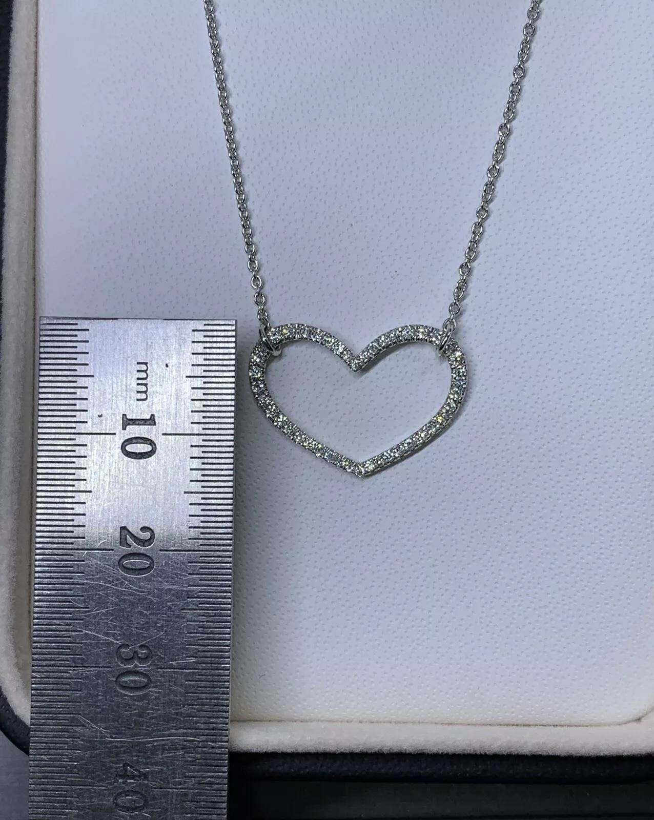 0.40ct Diamond heart shape pendant necklace in 18k white gold.

Diamonds total weight 0.40ct F colour VVS1 clarity.

Hallmarked.

Chain adjustable.

Beautiful diamond pendant heart shaped necklace in 18k white gold.

The box and valuation included