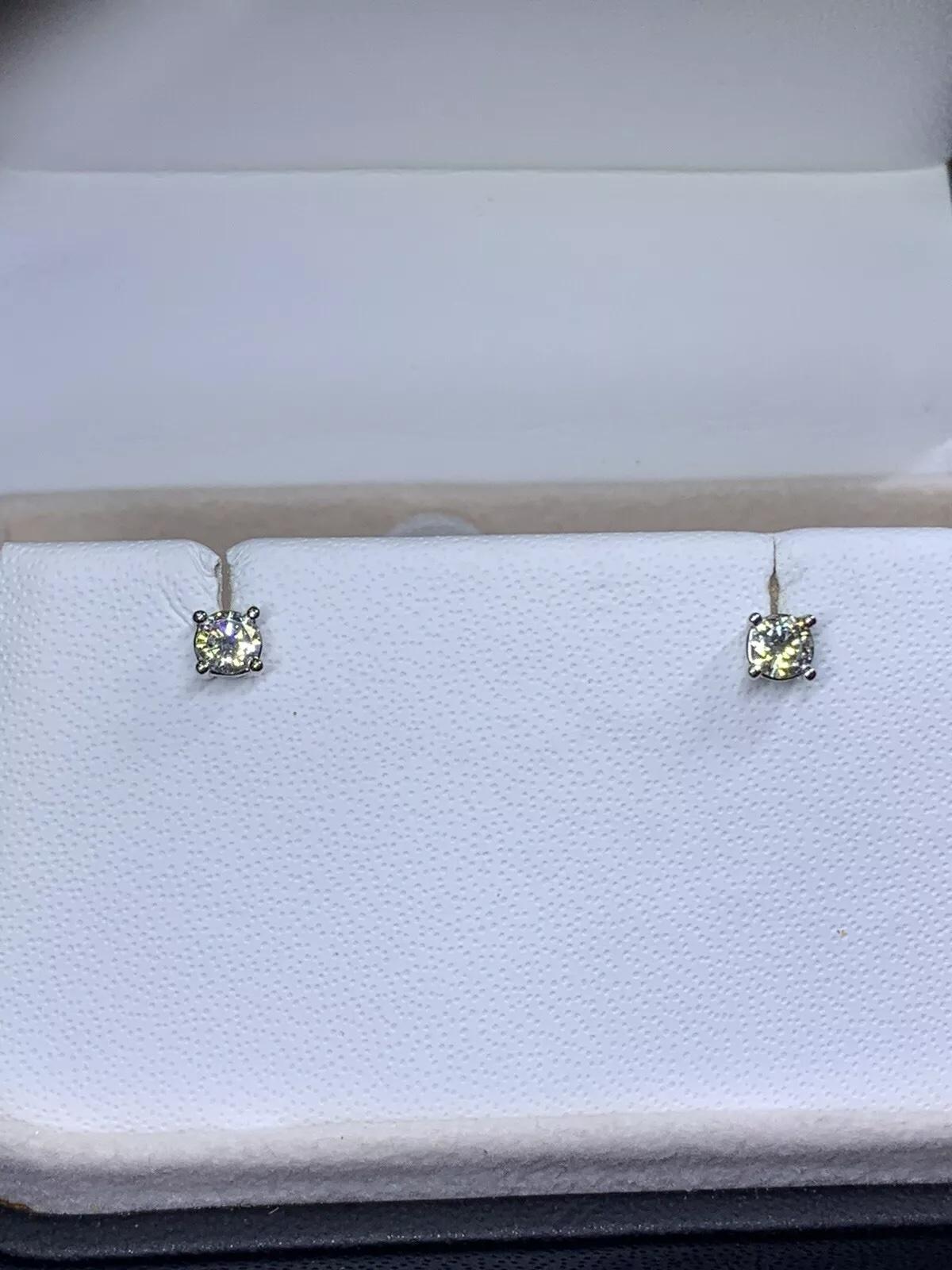 0.40ct Diamond Solitaire Stud Earrings 18ct White Gold D VVS1
Classic solitaire diamond stud earrings in 18k white gold, total weight 0.40ct , D colour VVS1 clarity each stone 0.20ct, round brillliant cut in 18k white gold hallmarked, full British