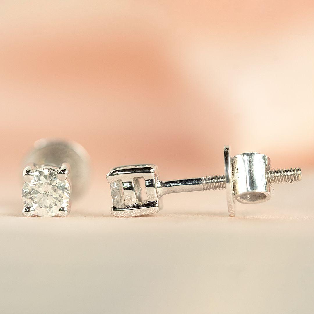 Orecchini con diamanti classici e senza tempo.  Ogni diamante naturale taglio brillante rotondo pesa circa 0,20 ct. ed è incastonato in una montatura a quattro griffe.  Sono di dimensioni perfette per essere indossate tutti i giorni.
Grazie a questi