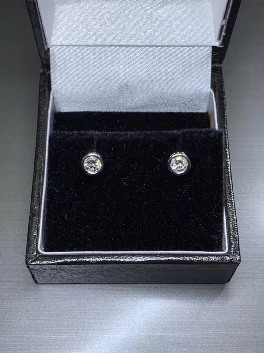 0.40ct Total diamond weight Round diamond stud earrings bezel rub over in 18k white gold unisex.

Diamonds total weight top E colour VS1 clarity. 

Each diamond weight 0.20ct and total weight 0.40ct

Hallmarked.

Classic round diamonds studs