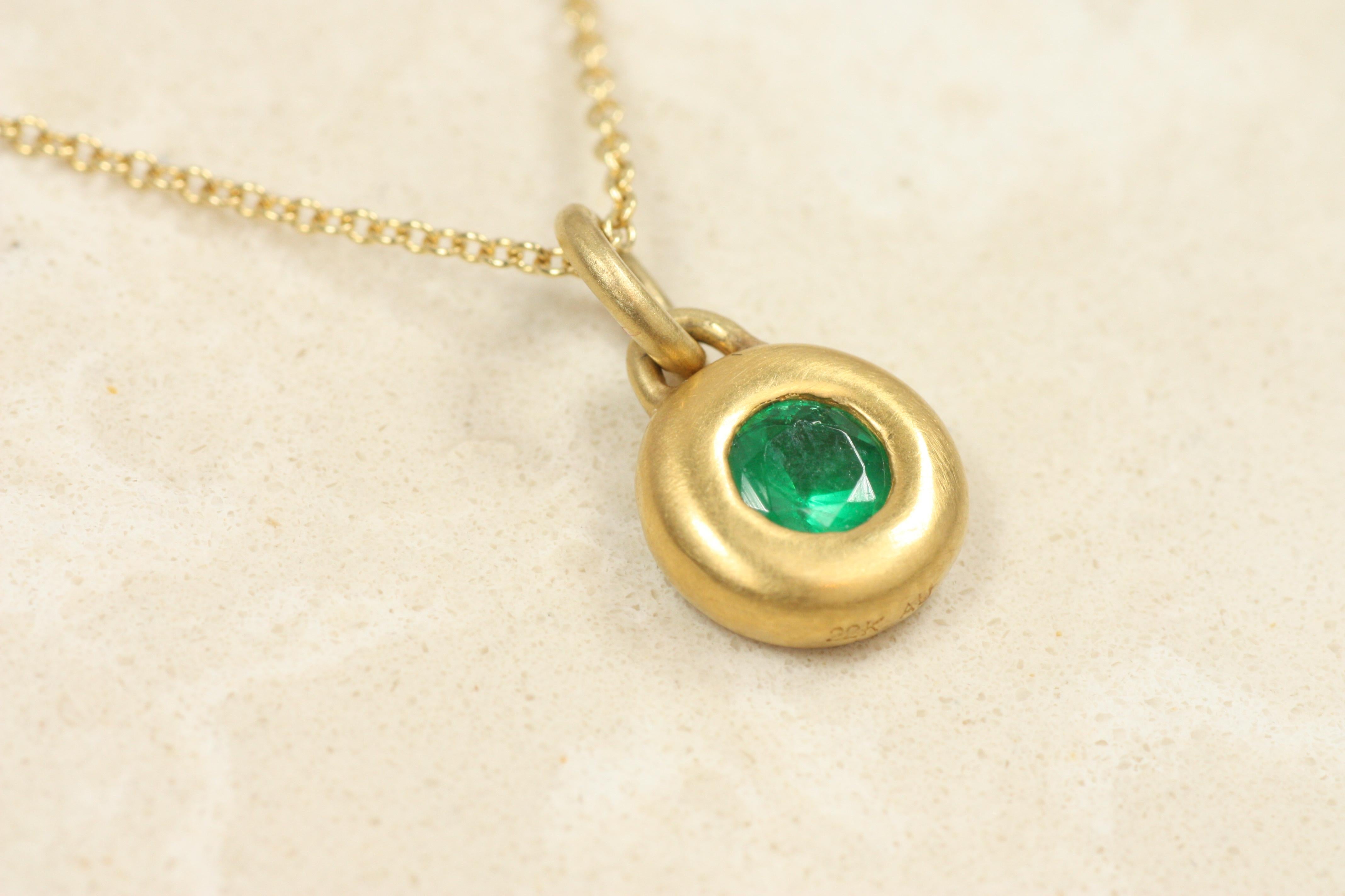 This 22K disc pendant has a shape similar to that of a pumpkin seed with a bezeled outline. Its raw hammered surface gives a natural soft and organic look. Handcrafted by Bracken Jewelers in Los Angeles, California. 

Chain sold separately. 