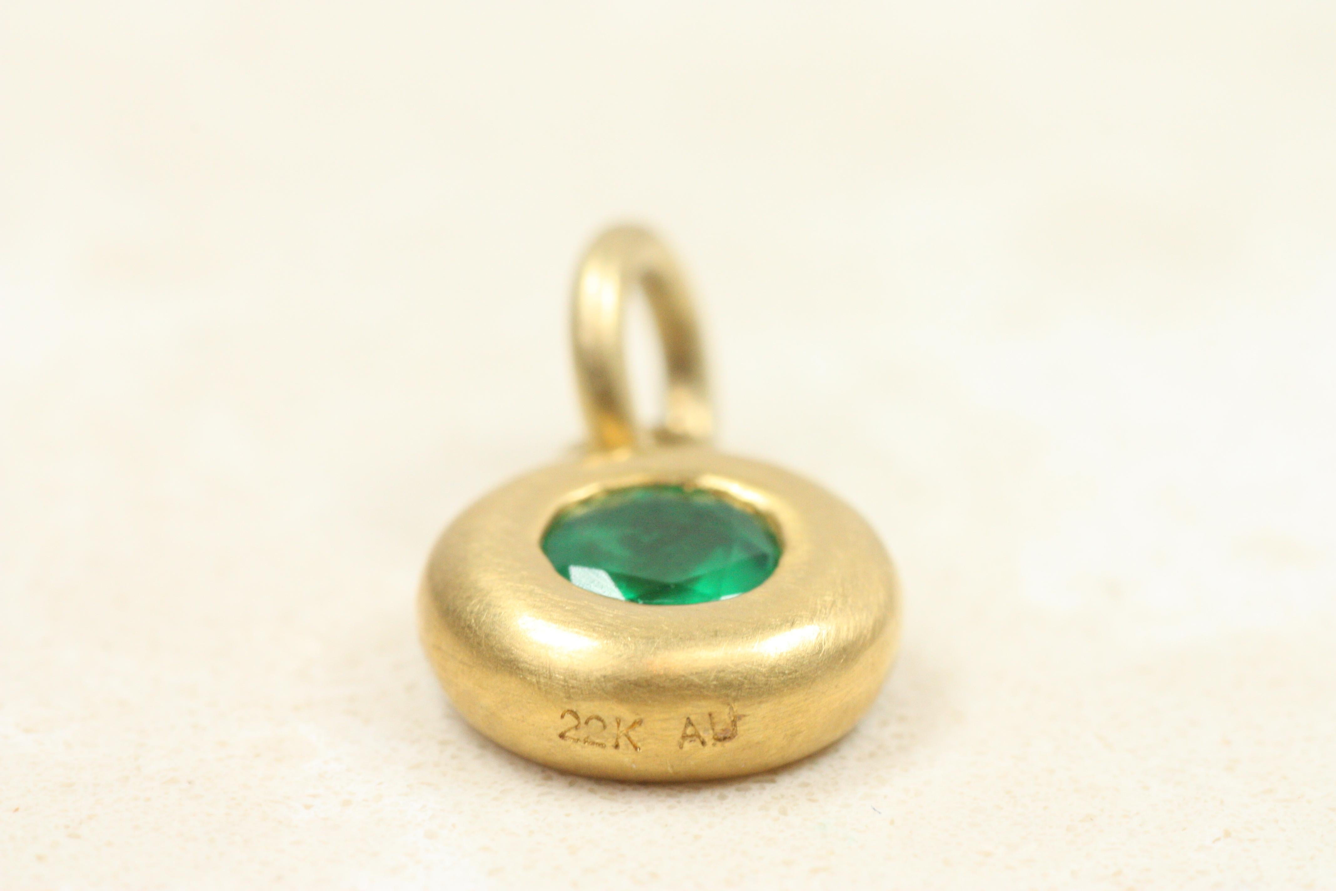 Colgante con esmeralda redonda biselada de 0,40 ct en oro amarillo de 22 quilates, hecho a mano Artesano en venta