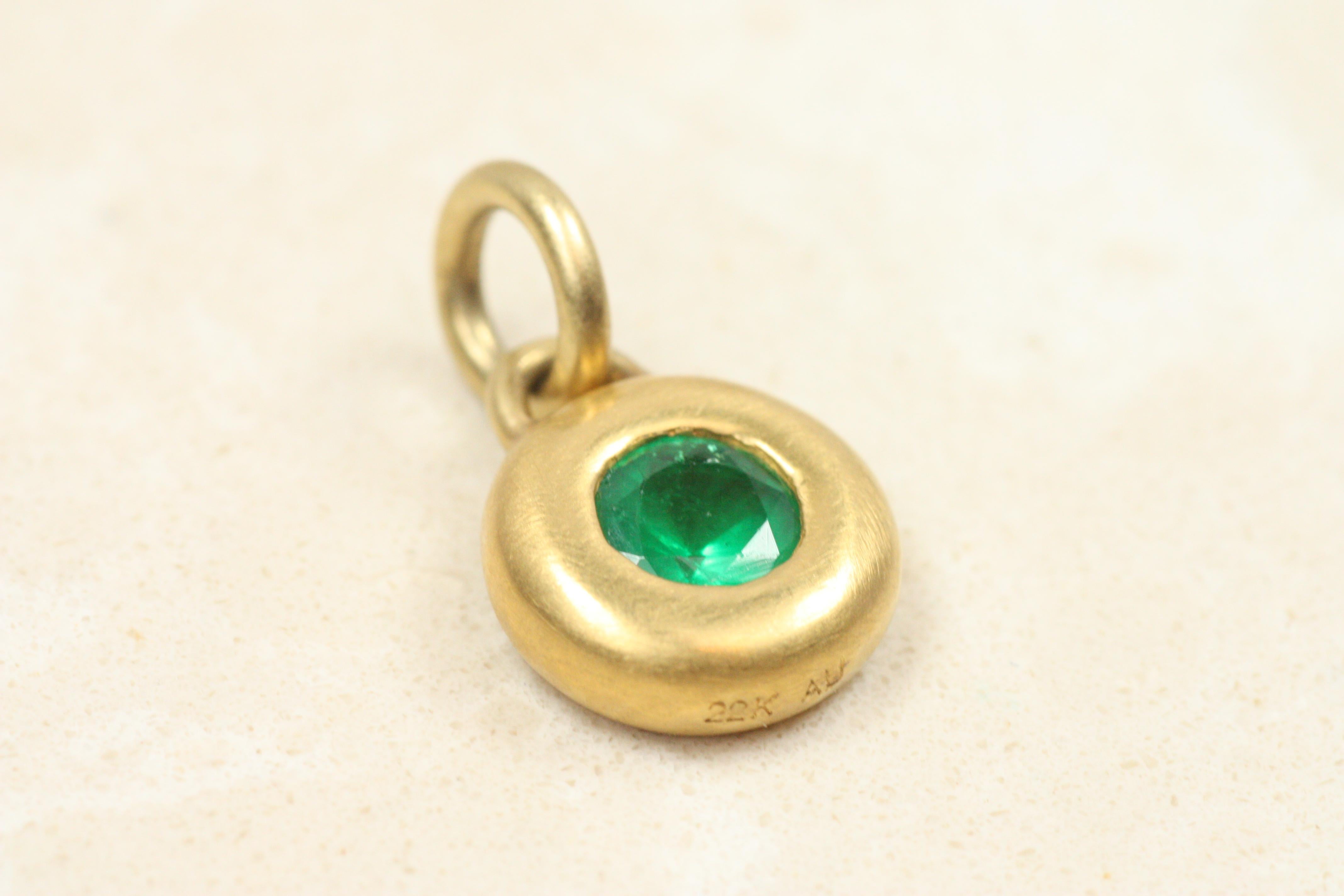 Colgante con esmeralda redonda biselada de 0,40 ct en oro amarillo de 22 quilates, hecho a mano Corte redondo en venta