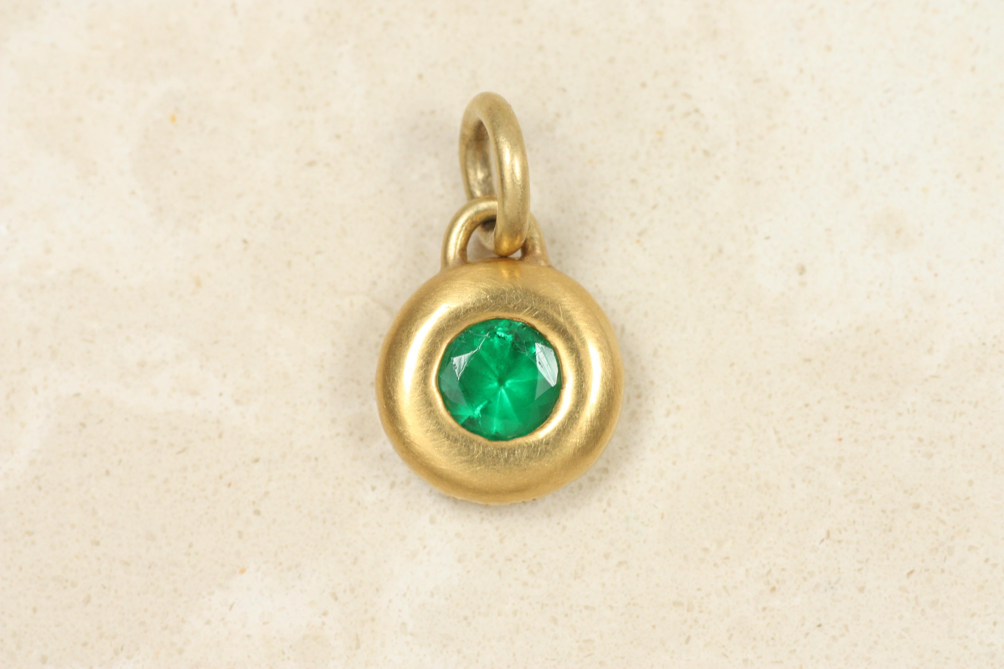 Colgante con esmeralda redonda biselada de 0,40 ct en oro amarillo de 22 quilates, hecho a mano en Nuevo estado para la venta en Santa Monica, CA