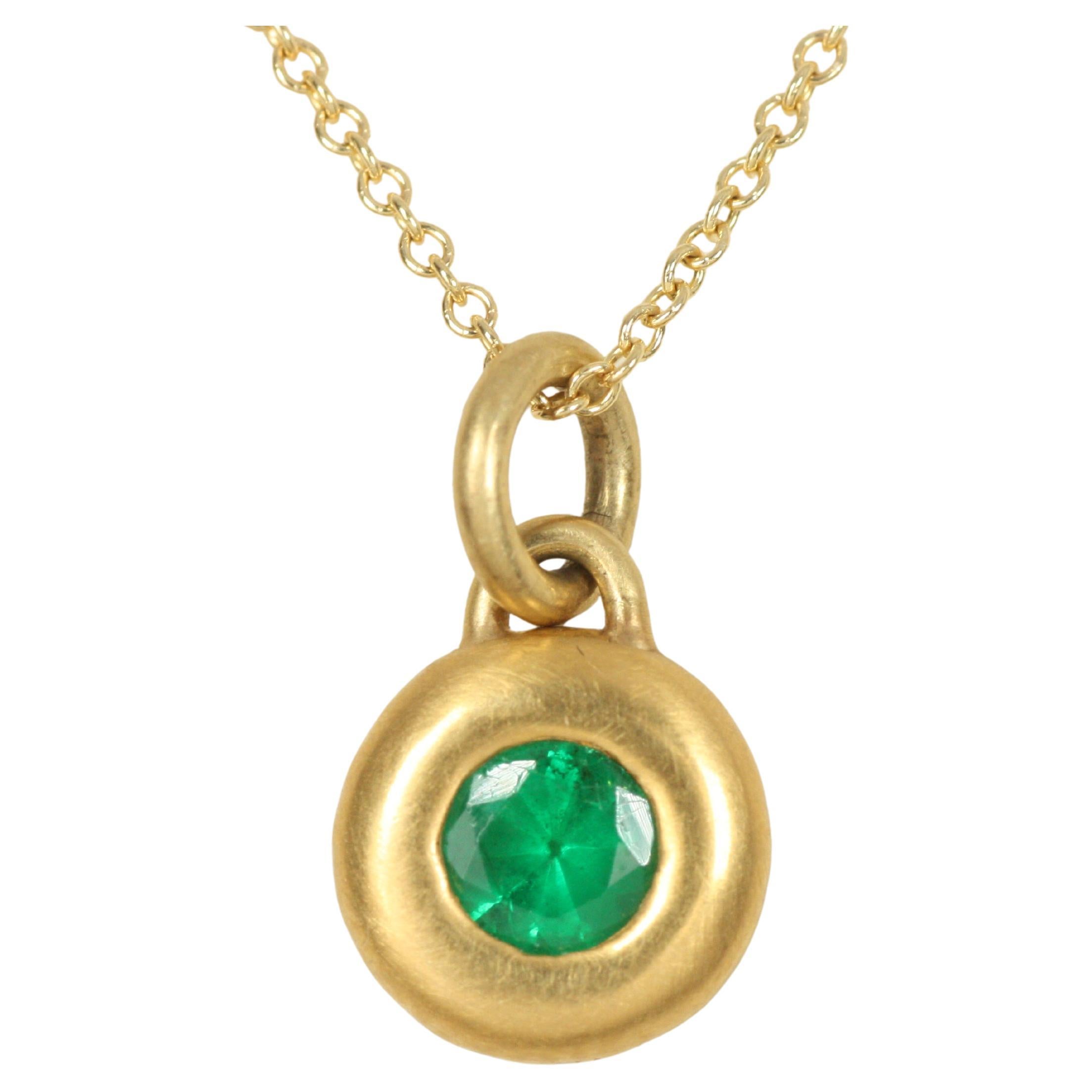 Colgante con esmeralda redonda biselada de 0,40 ct en oro amarillo de 22 quilates, hecho a mano en venta