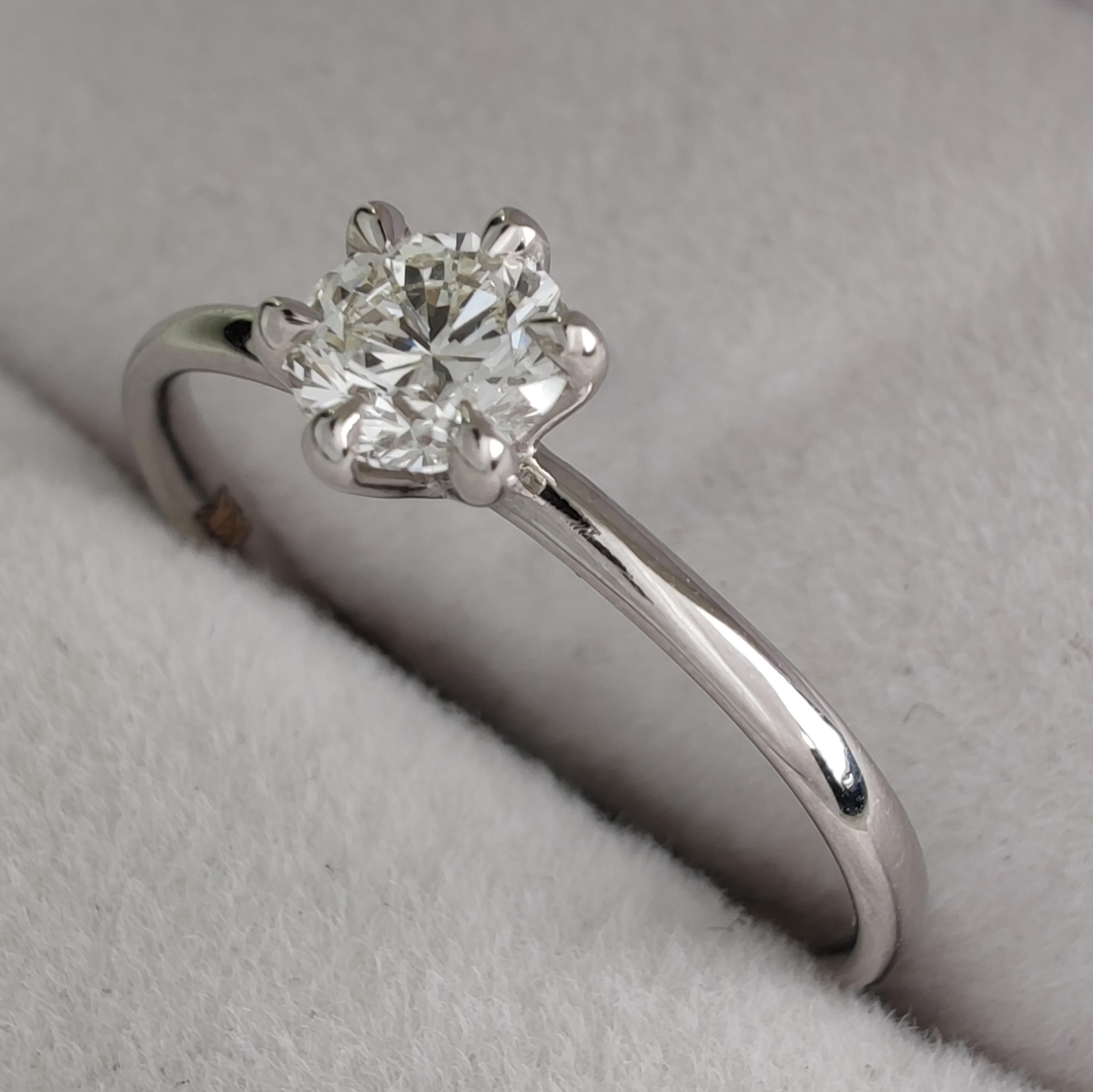 Contemporain Bague de fiançailles à 6 griffes en or blanc 18 carats avec diamant naturel certifié IGI de 0,40 carat en vente