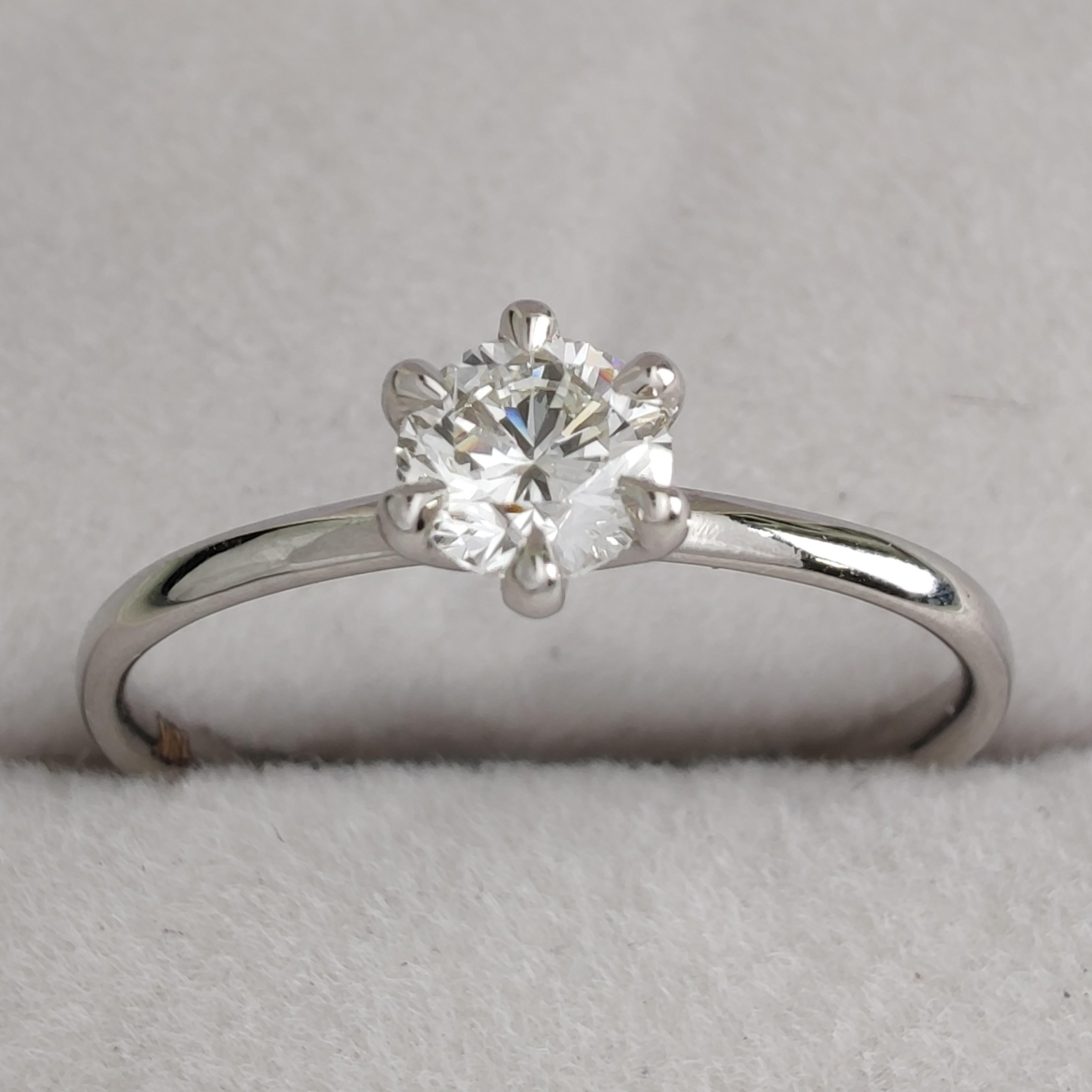 Taille brillant Bague de fiançailles à 6 griffes en or blanc 18 carats avec diamant naturel certifié IGI de 0,40 carat en vente
