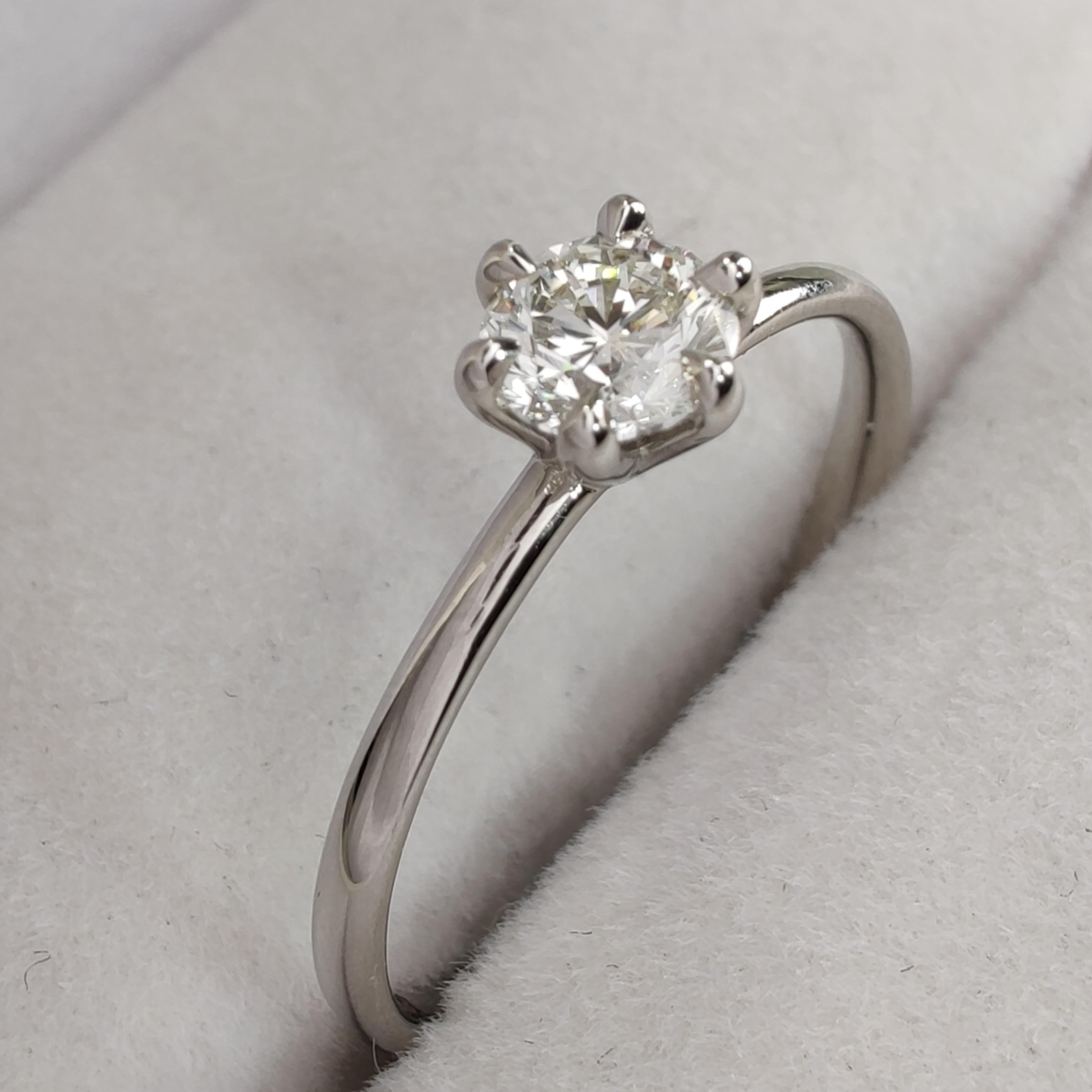 Bague de fiançailles à 6 griffes en or blanc 18 carats avec diamant naturel certifié IGI de 0,40 carat Neuf - En vente à Sant Josep de sa Talaia, IB
