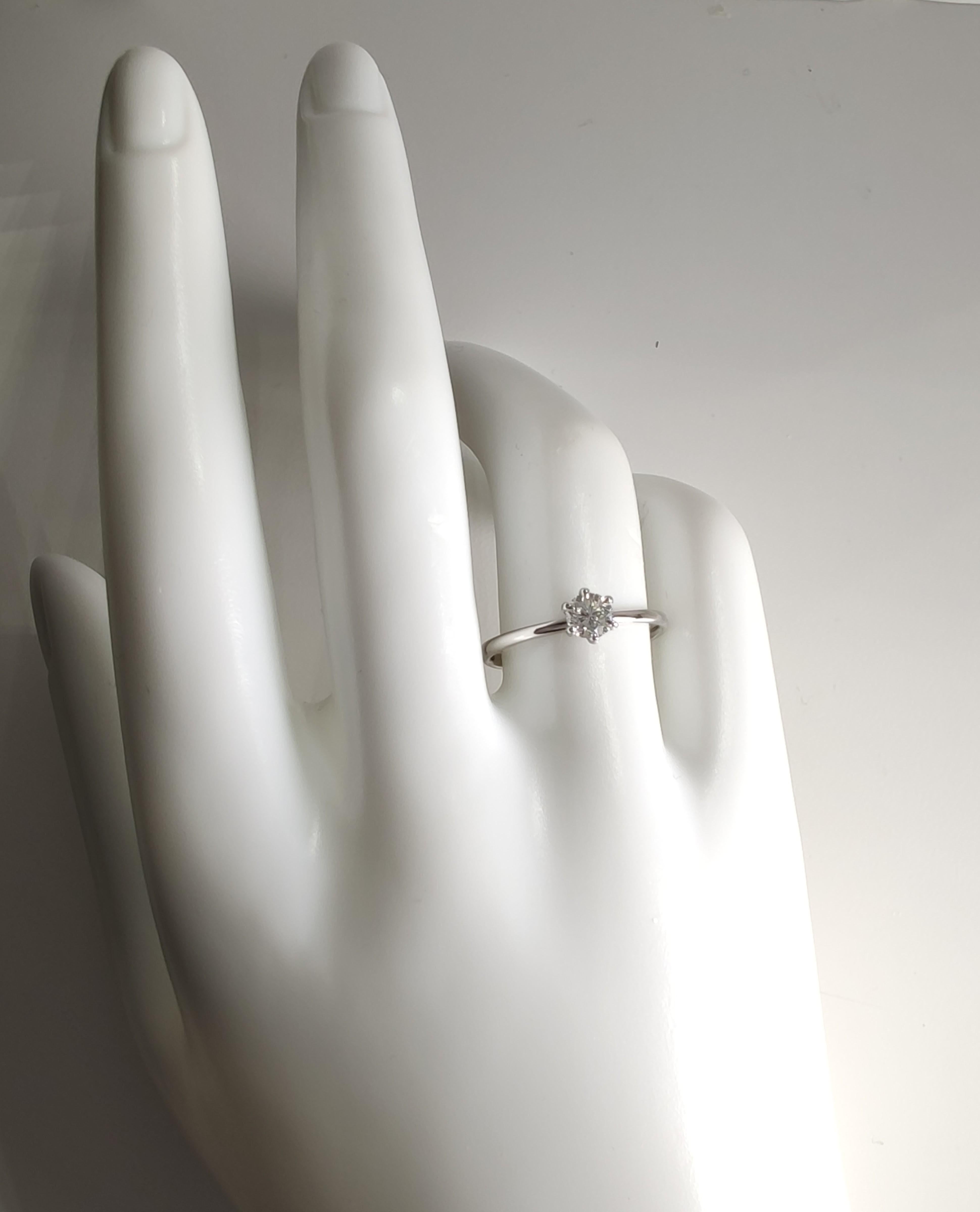 Bague de fiançailles à 6 griffes en or blanc 18 carats avec diamant naturel certifié IGI de 0,40 carat Pour femmes en vente