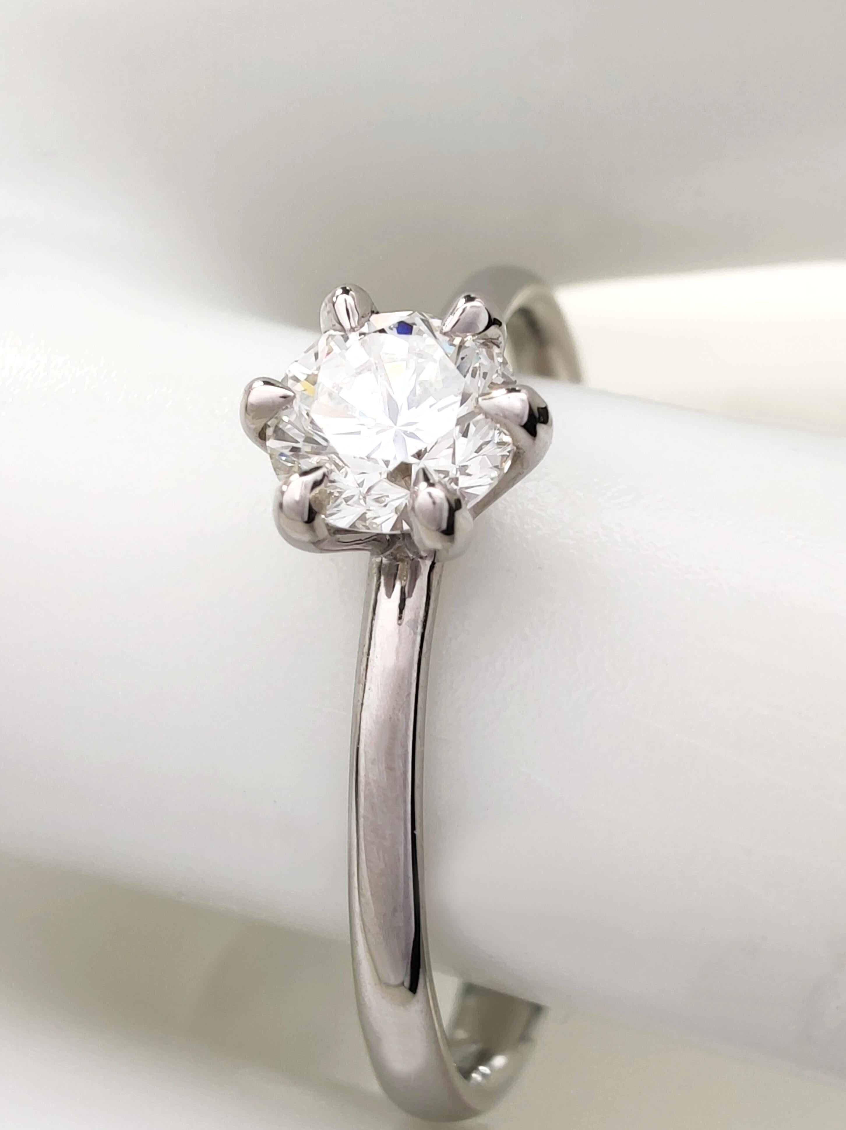 Bague de fiançailles à 6 griffes en or blanc 18 carats avec diamant naturel certifié IGI de 0,40 carat en vente 1