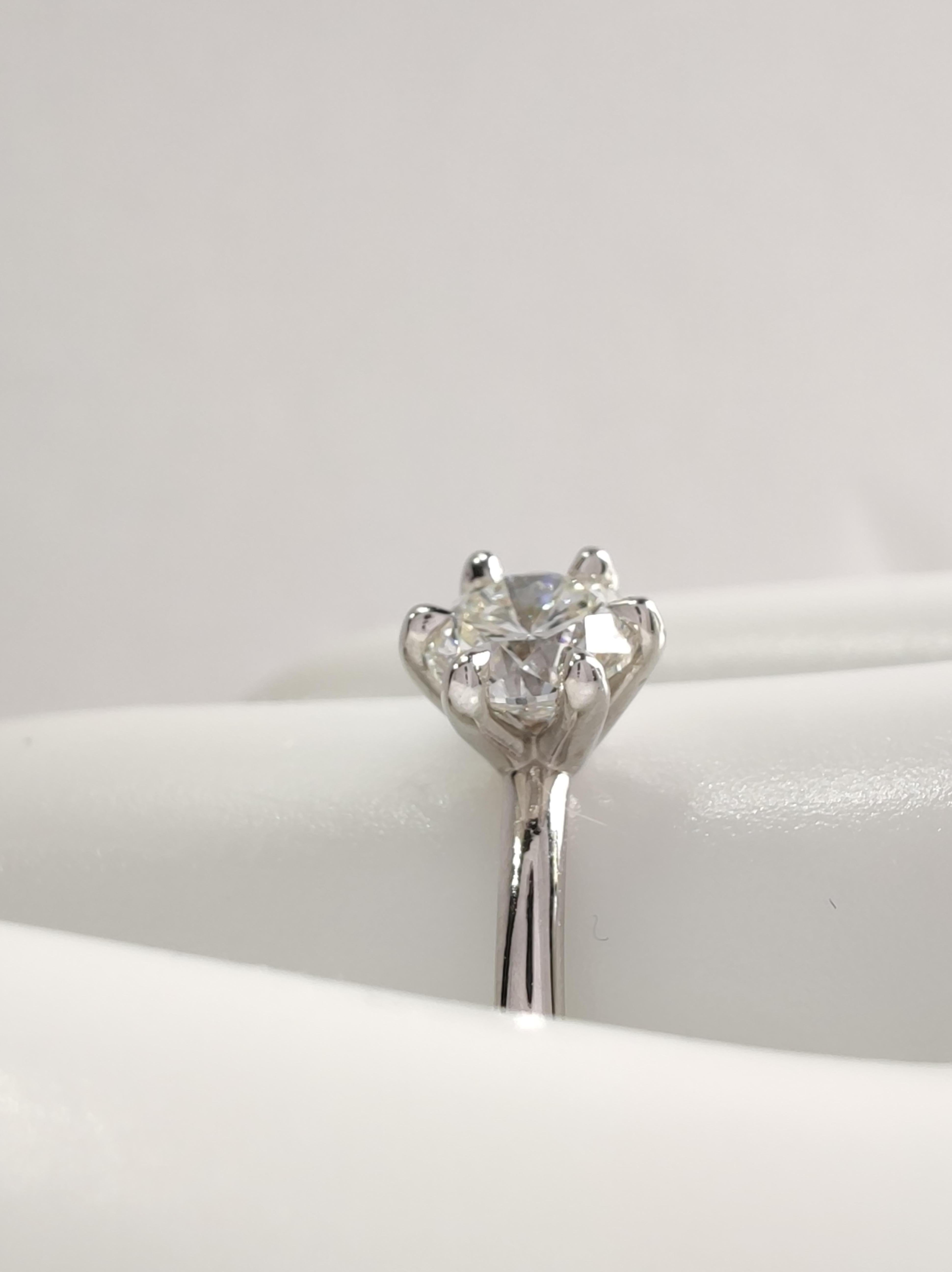 Bague de fiançailles à 6 griffes en or blanc 18 carats avec diamant naturel certifié IGI de 0,40 carat en vente 2