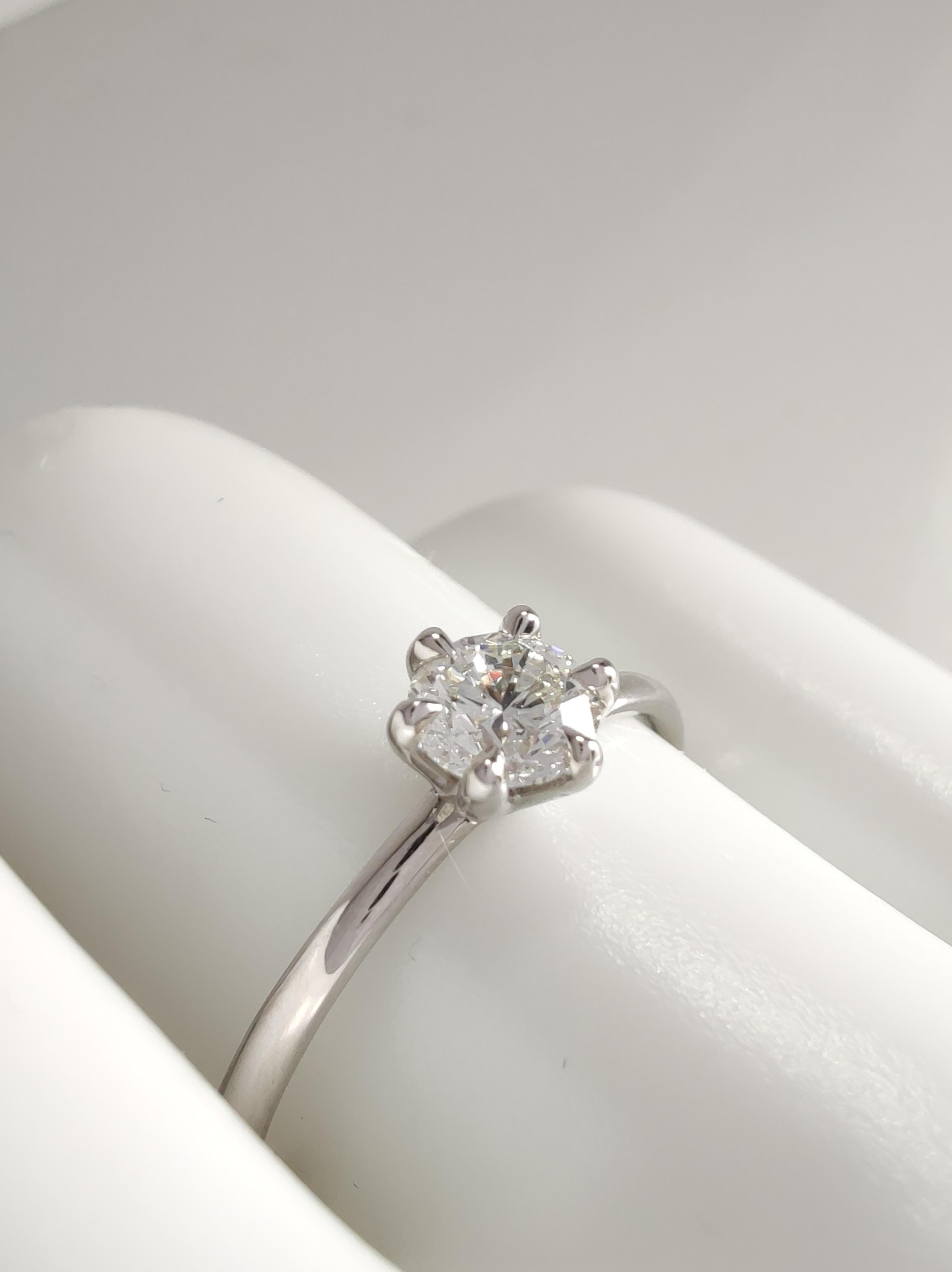 Bague de fiançailles à 6 griffes en or blanc 18 carats avec diamant naturel certifié IGI de 0,40 carat en vente 3