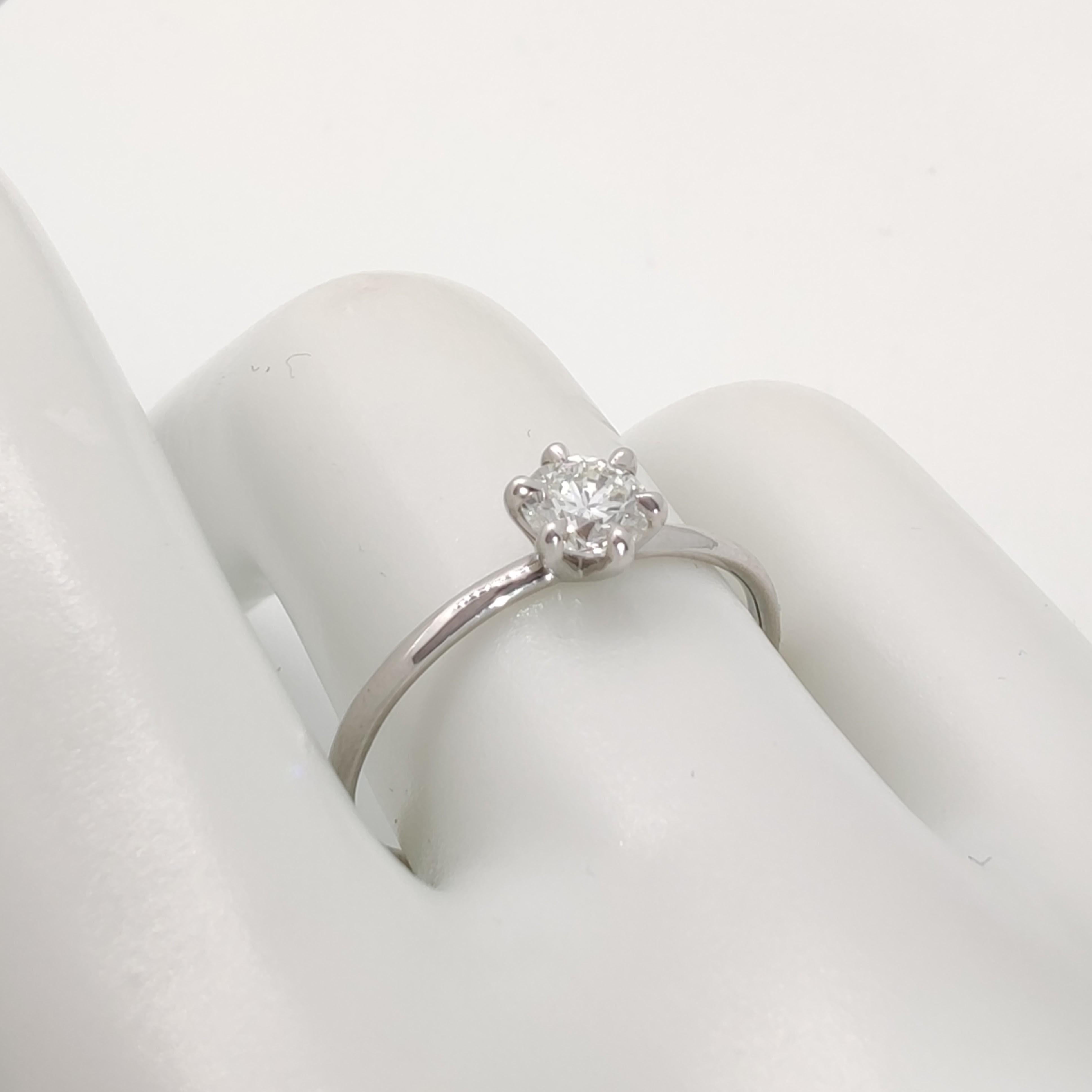 Bague de fiançailles à 6 griffes en or blanc 18 carats avec diamant naturel certifié IGI de 0,40 carat en vente 4