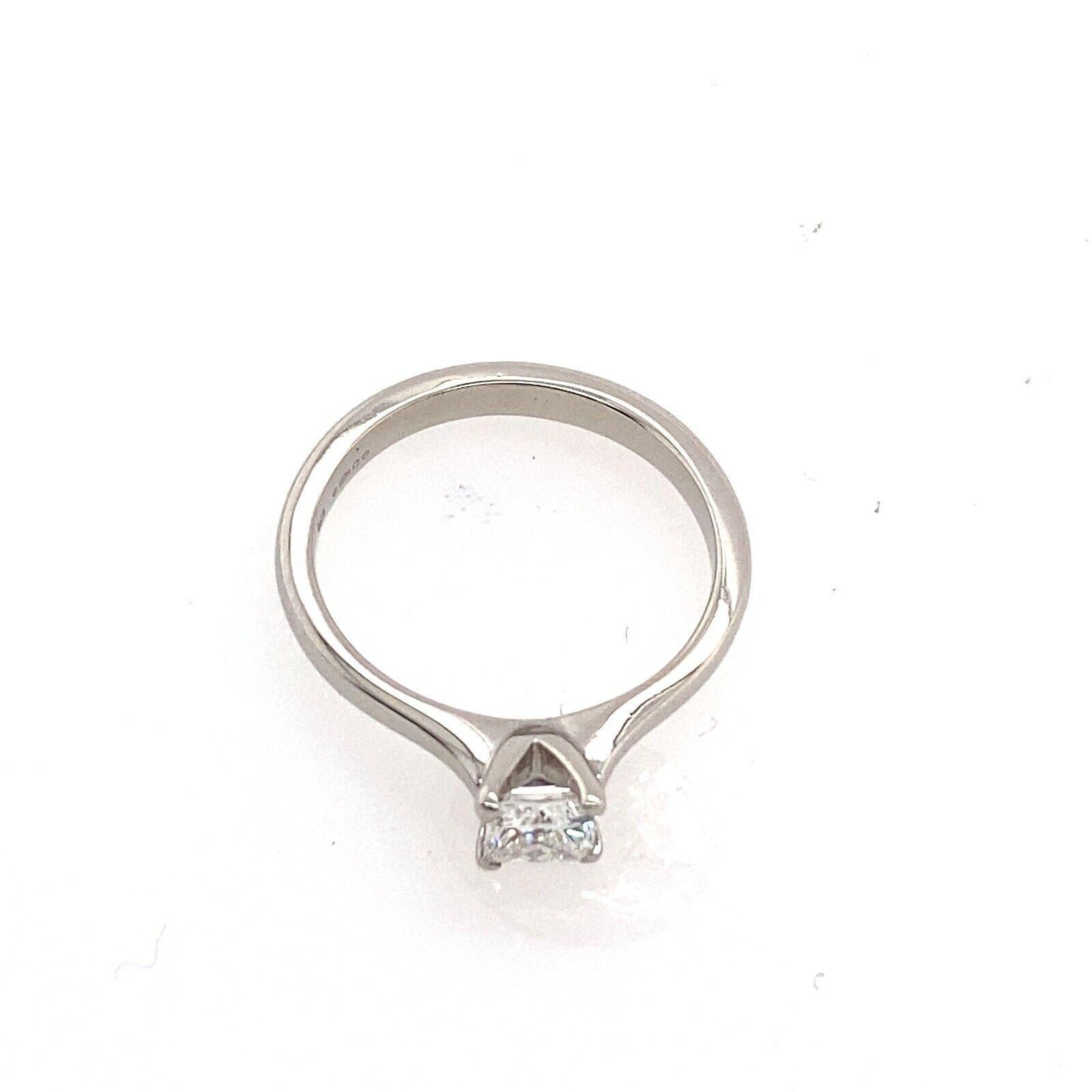 0.40ct Princess Cut Diamond Solitaire Ring in Platinum In Excellent Condition For Sale In London, GB