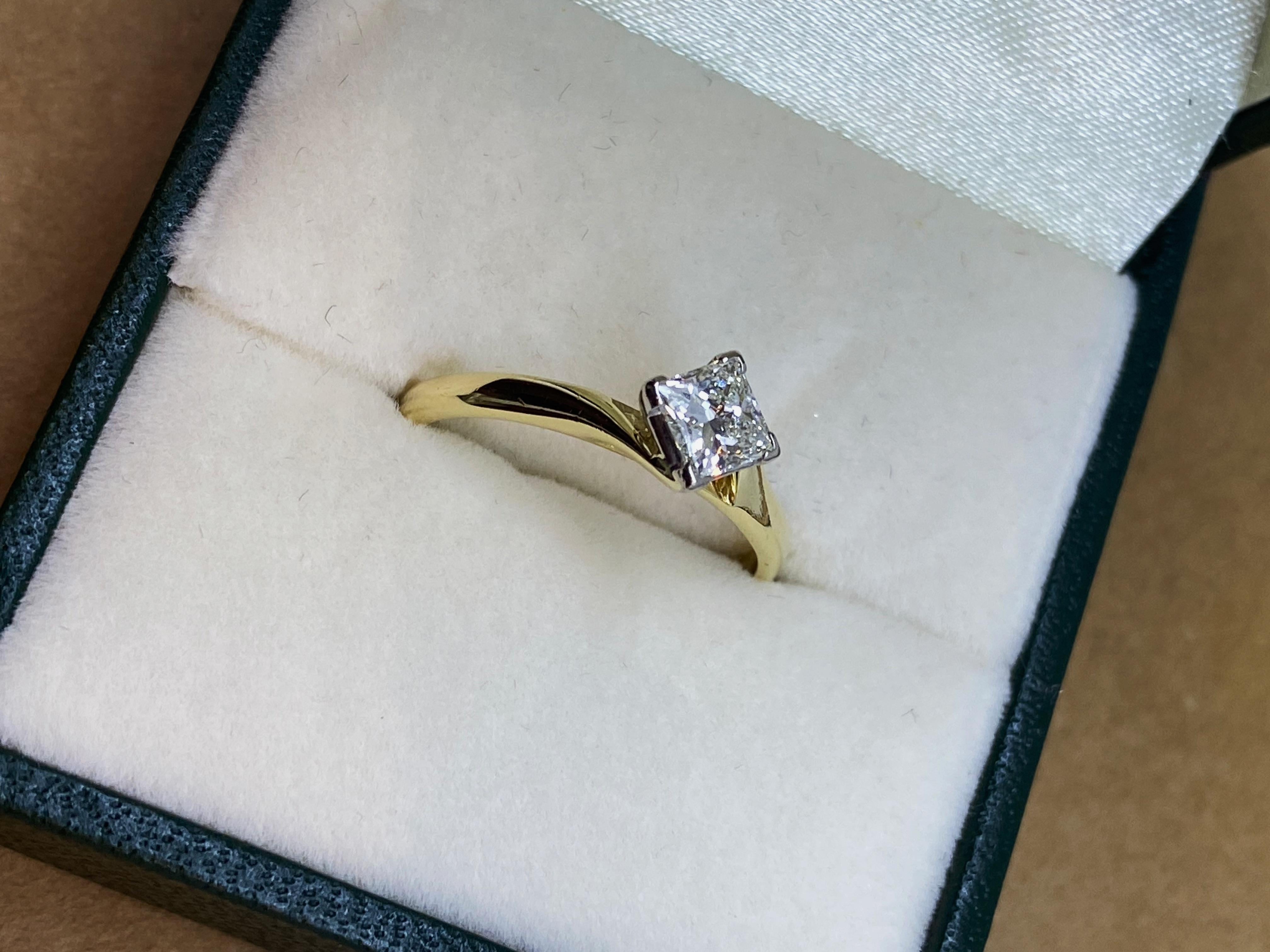 Taille princesse Bague en or jaune 18 carats, diamant solitaire de 0,40 carats, taille Princesse (serti ByPass H/VS) en vente