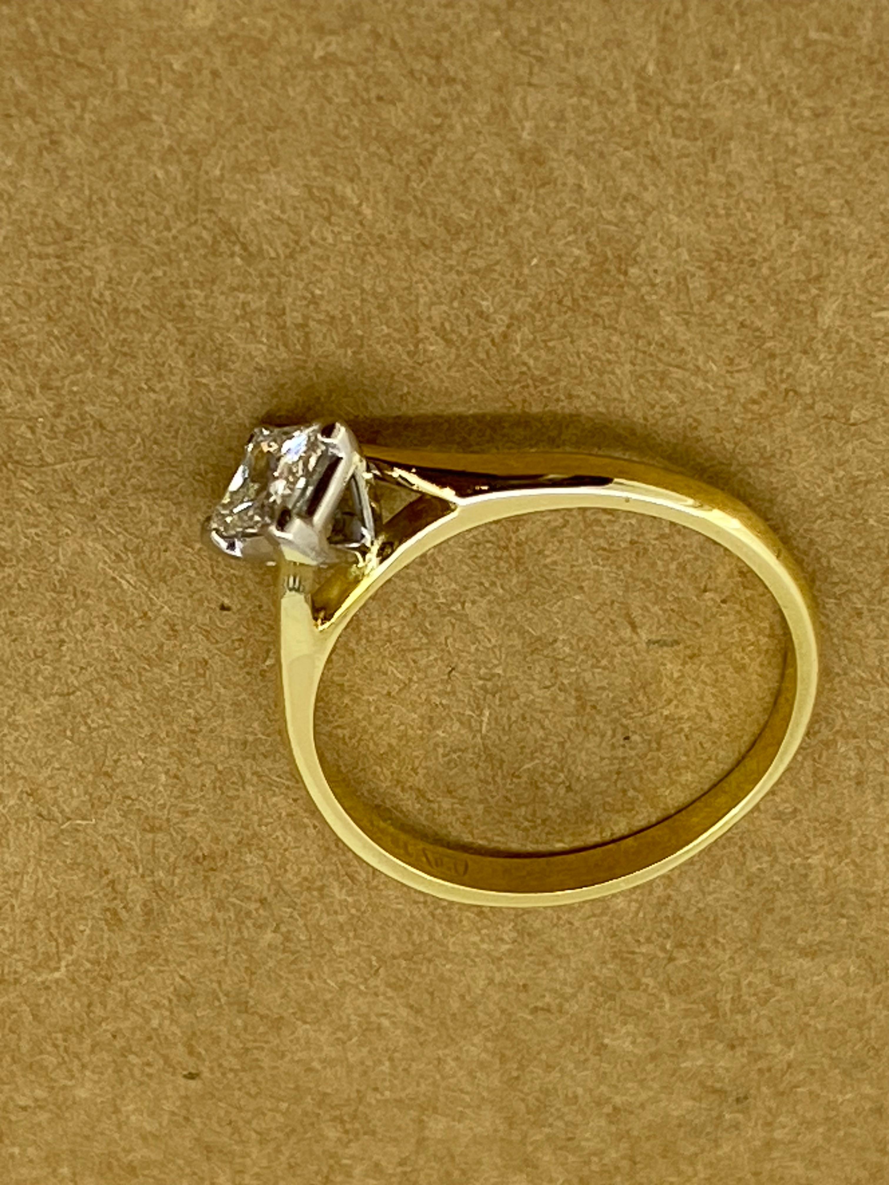 Bague en or jaune 18 carats, diamant solitaire de 0,40 carats, taille Princesse (serti ByPass H/VS) en vente 1