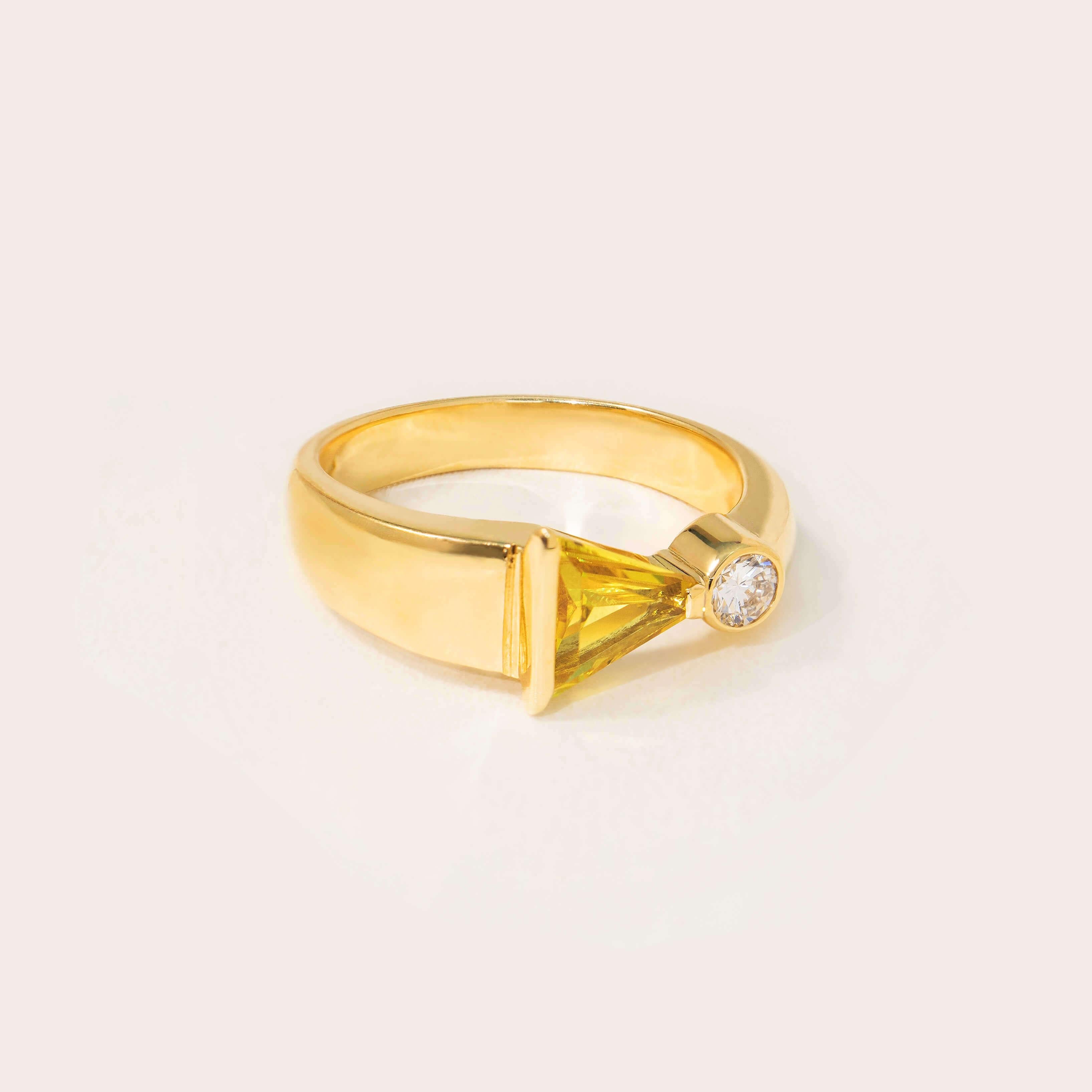 Modern 0.40ct Sapphire, Diamond & 18K Gold Ring For Sale