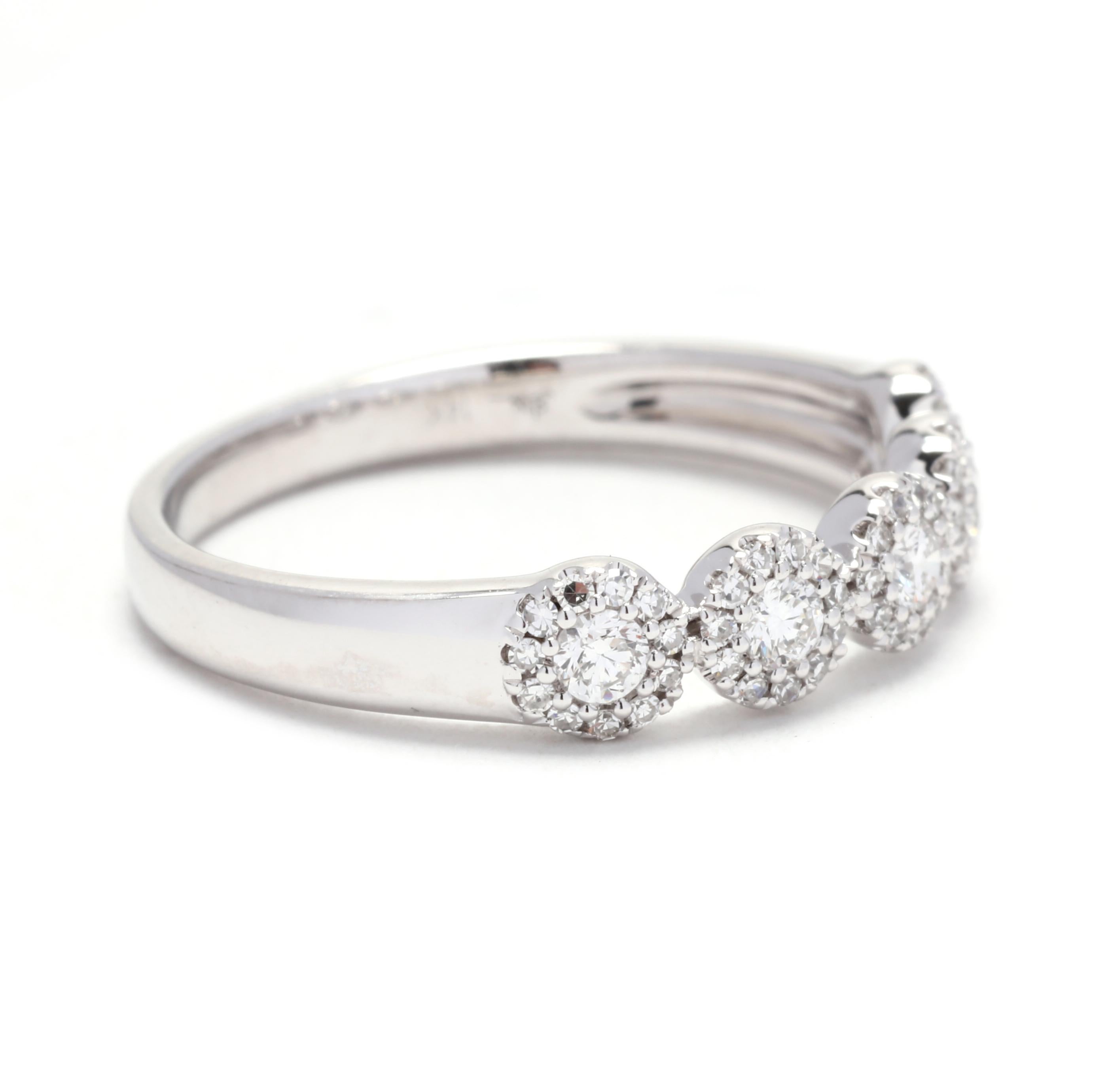 Questo anello a fascia con diamante rotondo da 0,40 carati è un gioiello bellissimo e classico. Realizzato in oro bianco 14 carati, questo anello presenta una splendida fila di diamanti a taglio rotondo incastonati in una montatura a griffe. Il peso