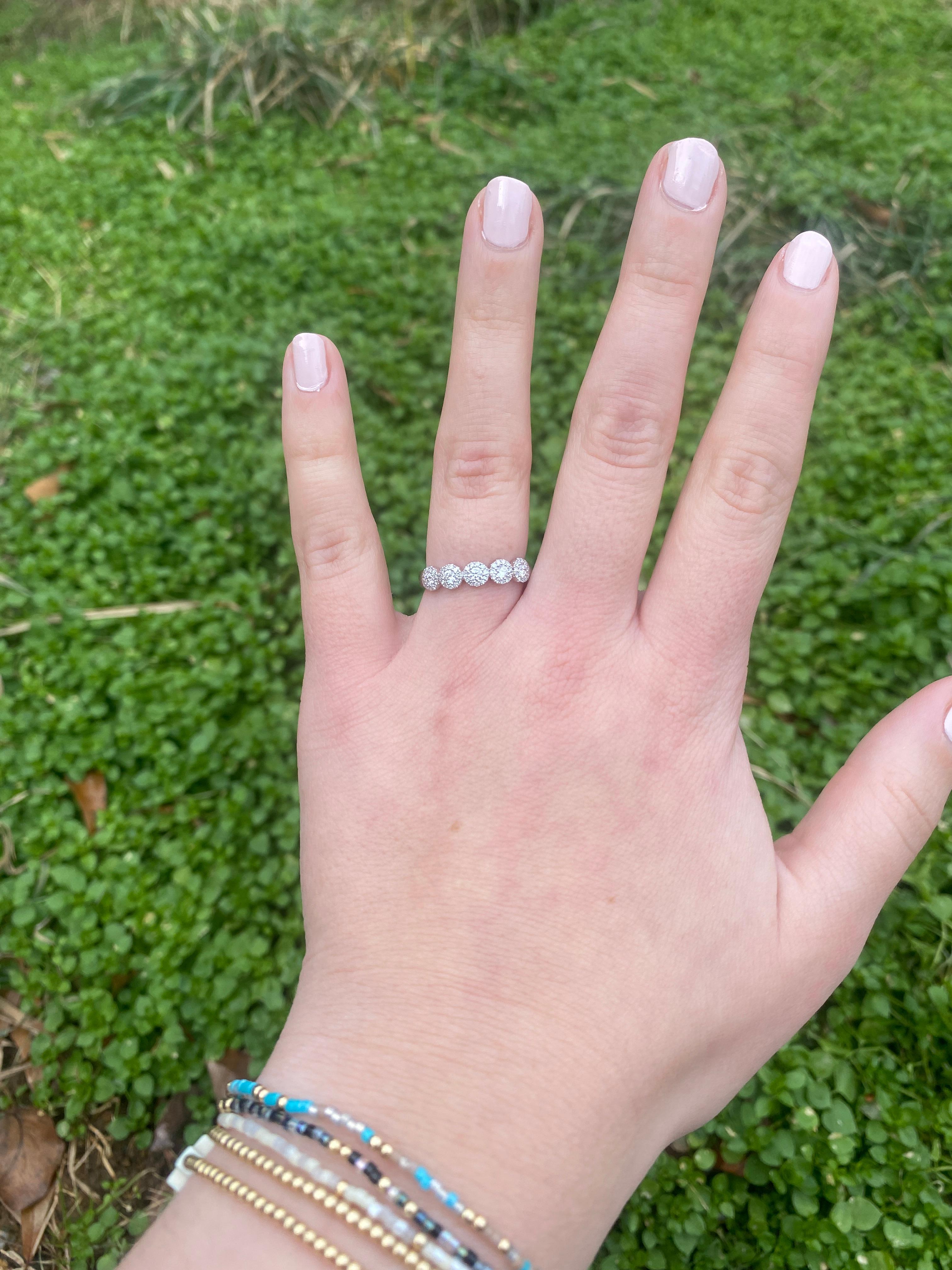 Anello a fascia con diamante rotondo da 0,40 carati, oro bianco 14k, misura 7,25, impilabile in vendita 1