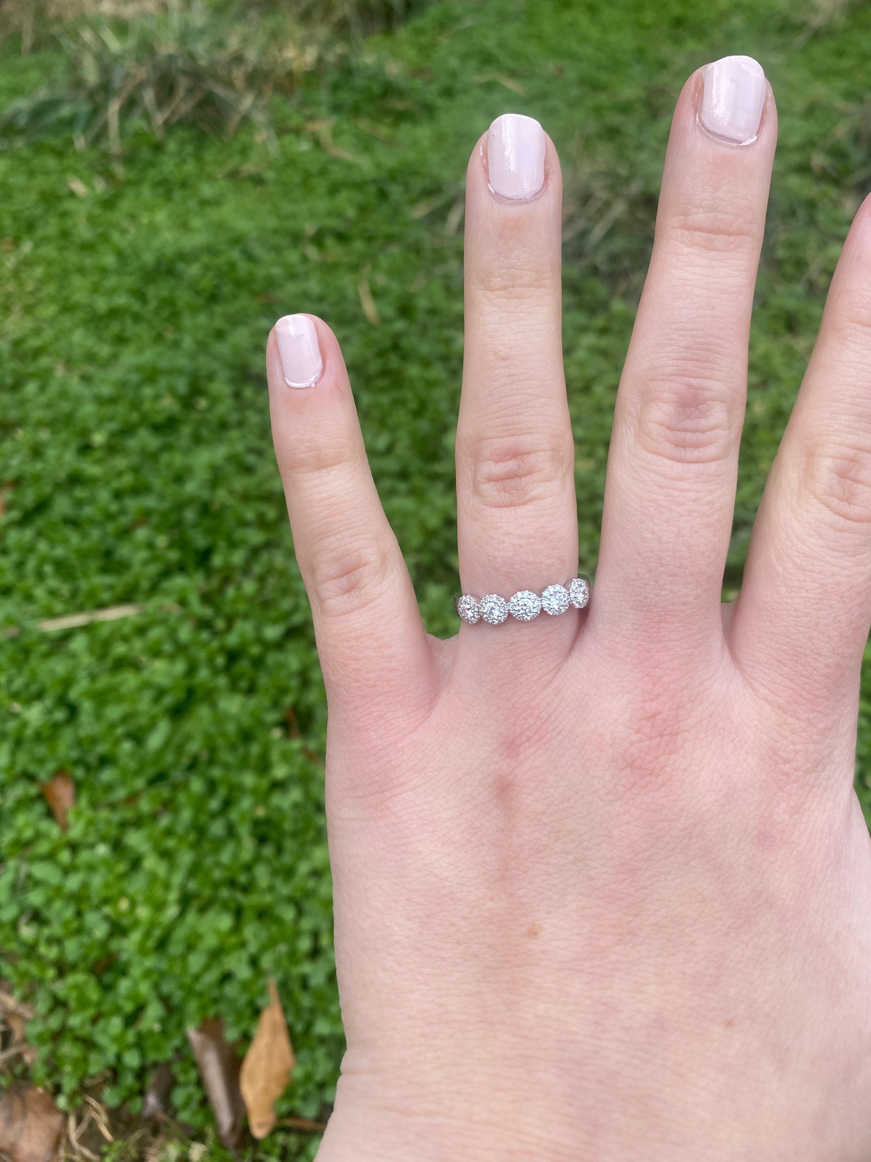 Anello a fascia con diamante rotondo da 0,40 carati, oro bianco 14k, misura 7,25, impilabile in vendita 2